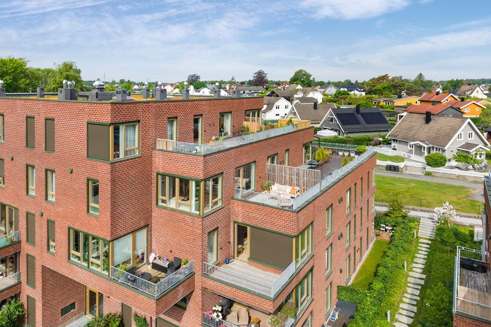 Leiligheten har en fin intern beliggenhet med en stor og åpen uteplass. Galleribilde