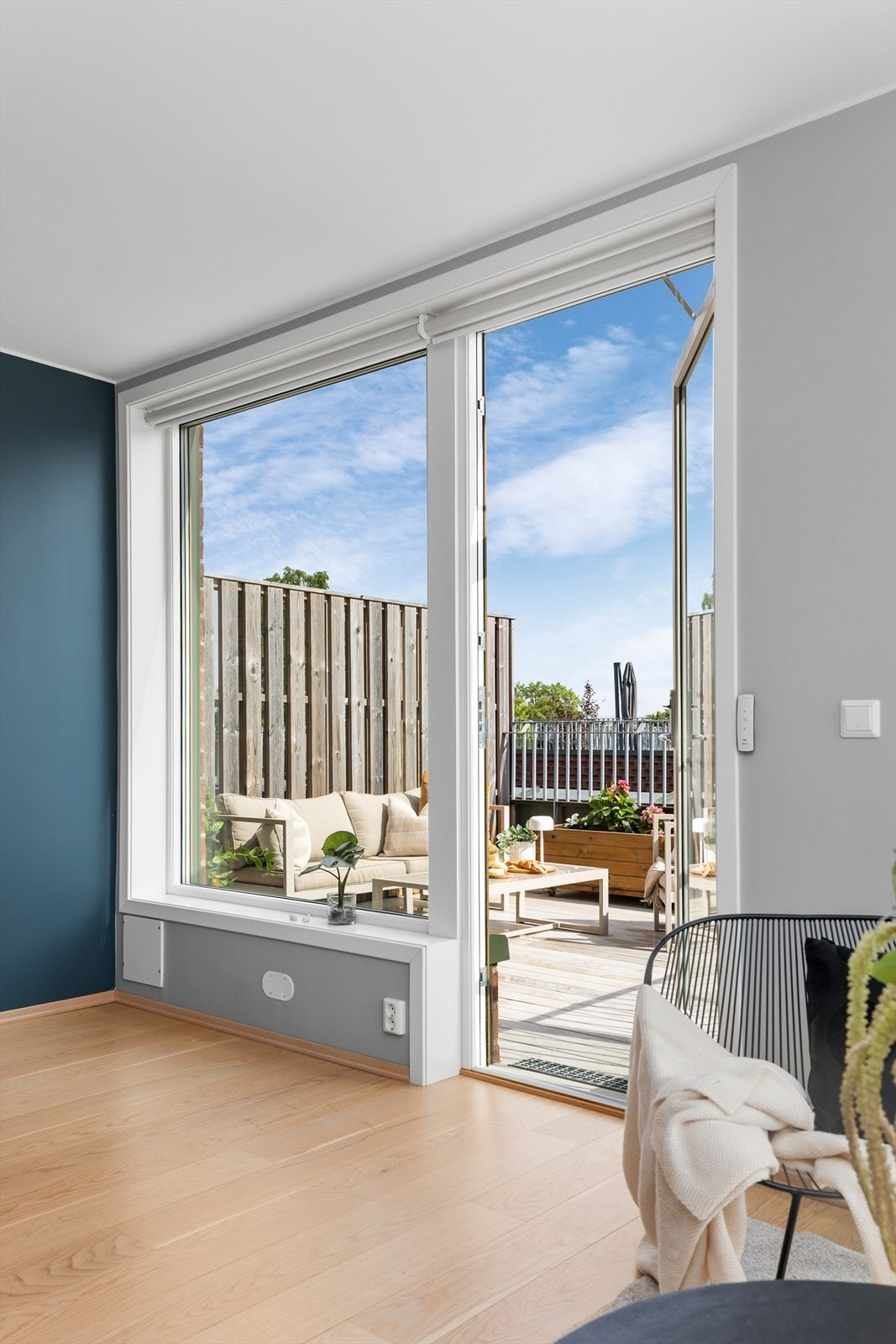 Fra stuen er det utgang til en romslig altan på 14 m², som blir en naturlig forlengelse av leiligheten. Galleribilde