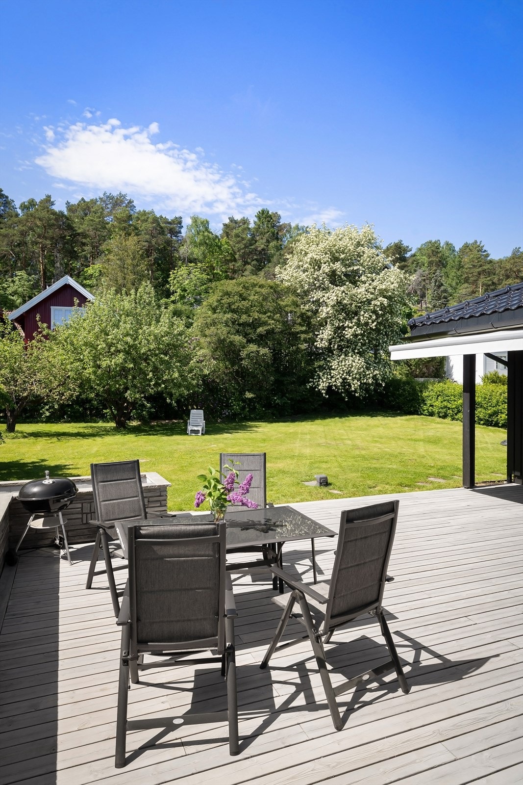 Den store terrassen har god plass til flere sittegrupper og grill. Galleribilde