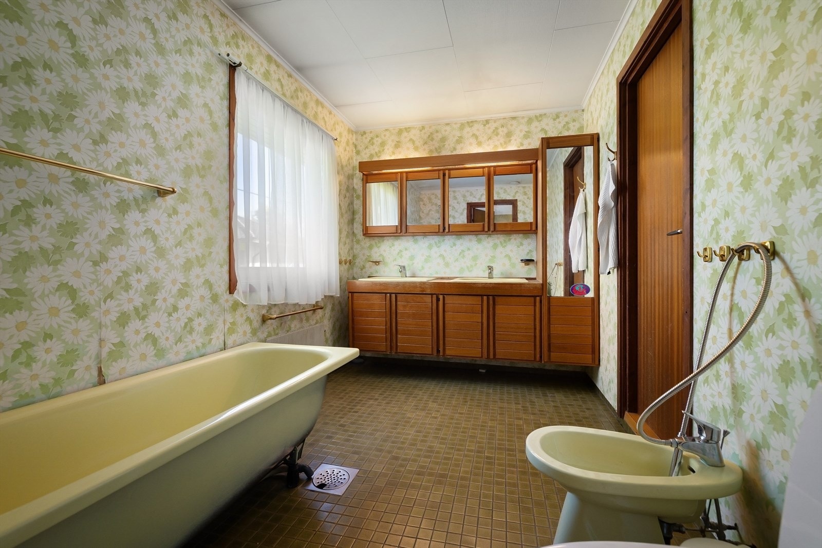 Stort bad i første etasje med badekar, bidet og dobbel servant. Galleribilde