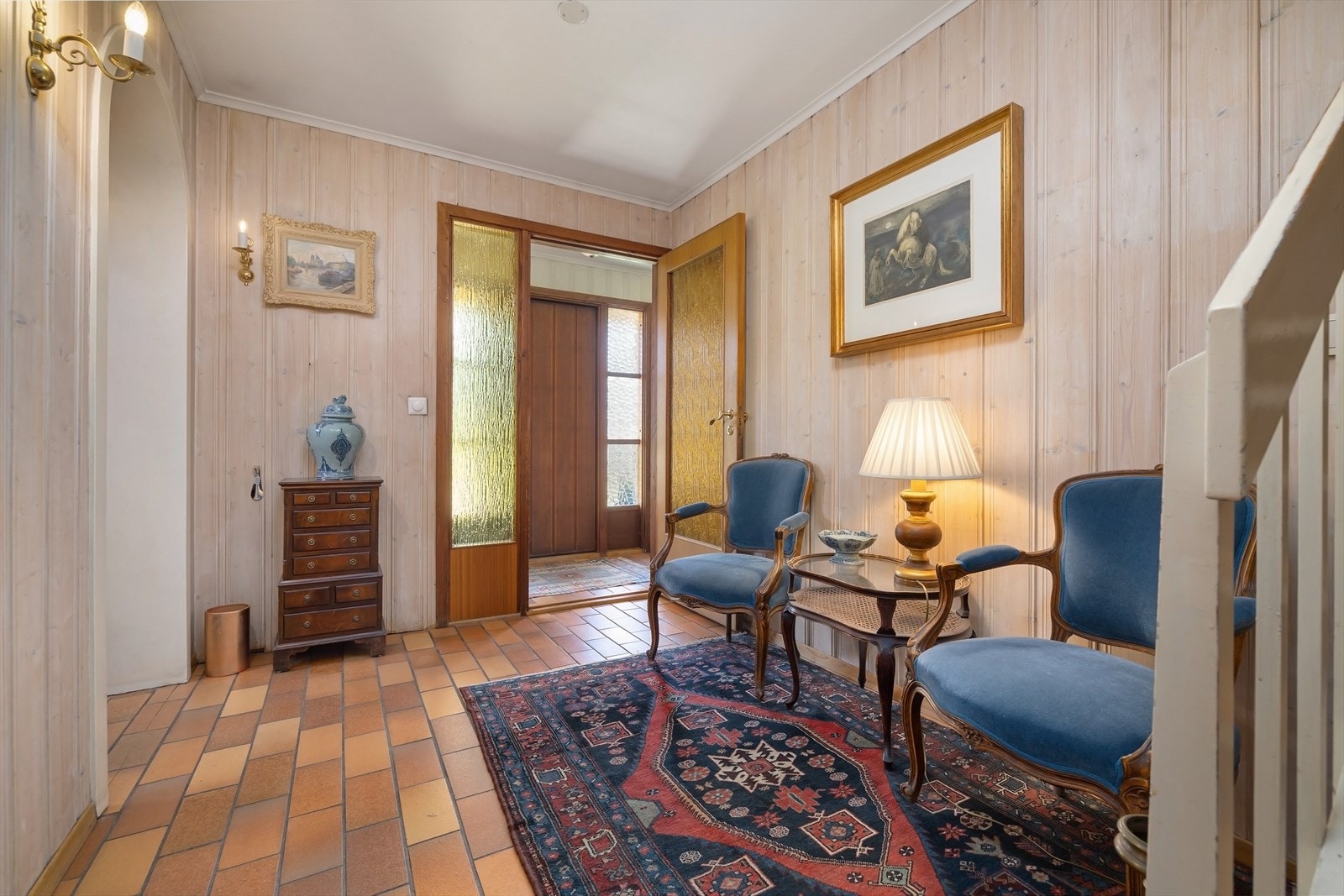 Hovedinngangen leder inn til en romslig hall med god plass til å ta imot gjester. Galleribilde