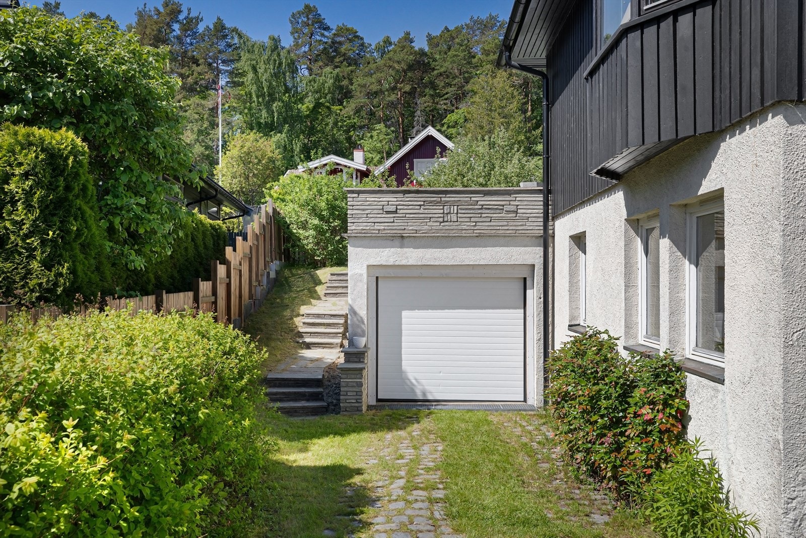 Garasje integrert i boligens underetasje. Galleribilde