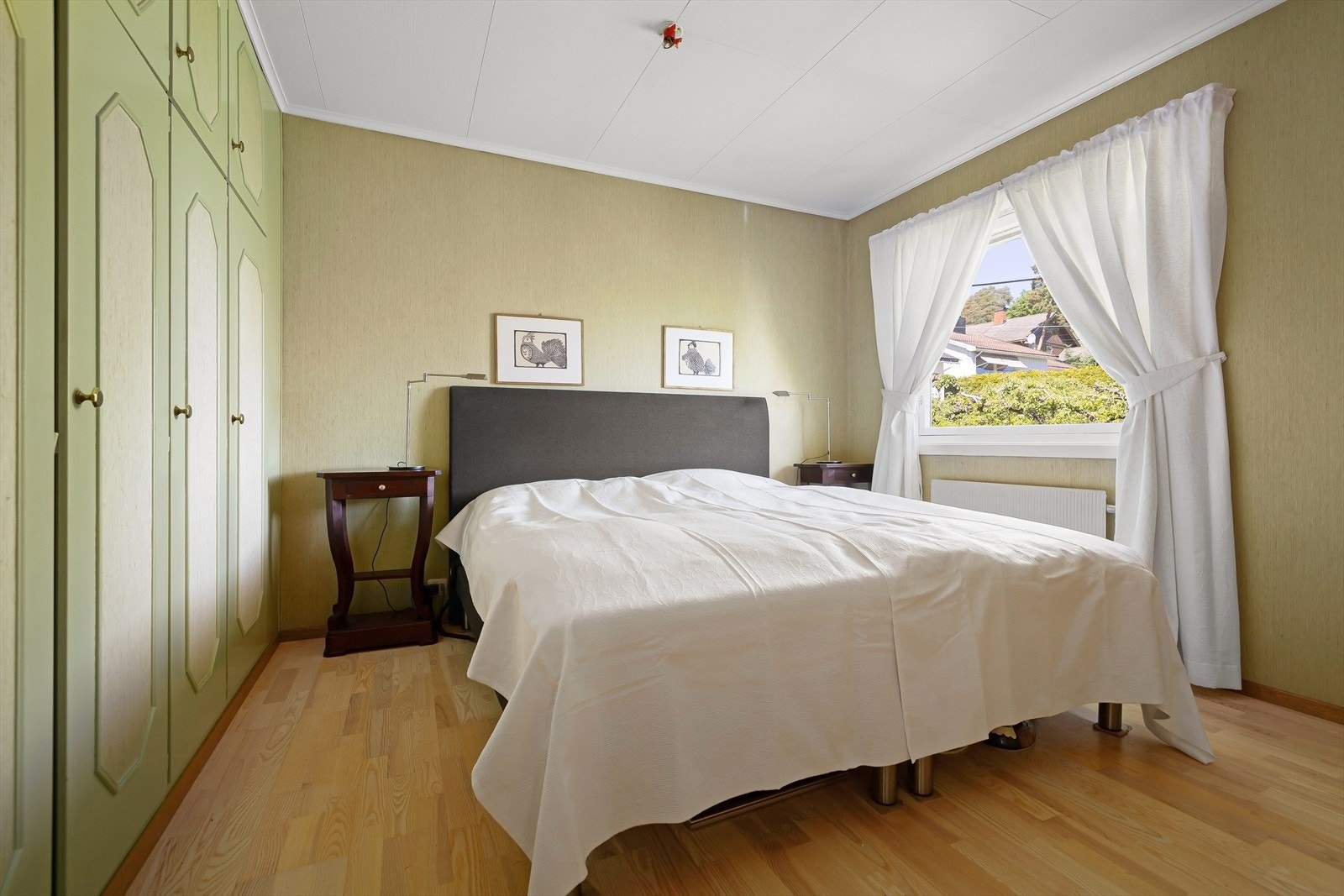 Hovedsoverom med god plass til dobbeltseng og rikelig med garderobeskap. Galleribilde