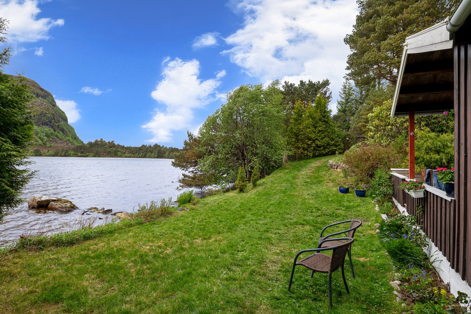 Holsvatnet har en flott universell utformet tursti rundt vannet, og det er videre tilgang til flere turmuligheter til fots fra hytta Galleribilde