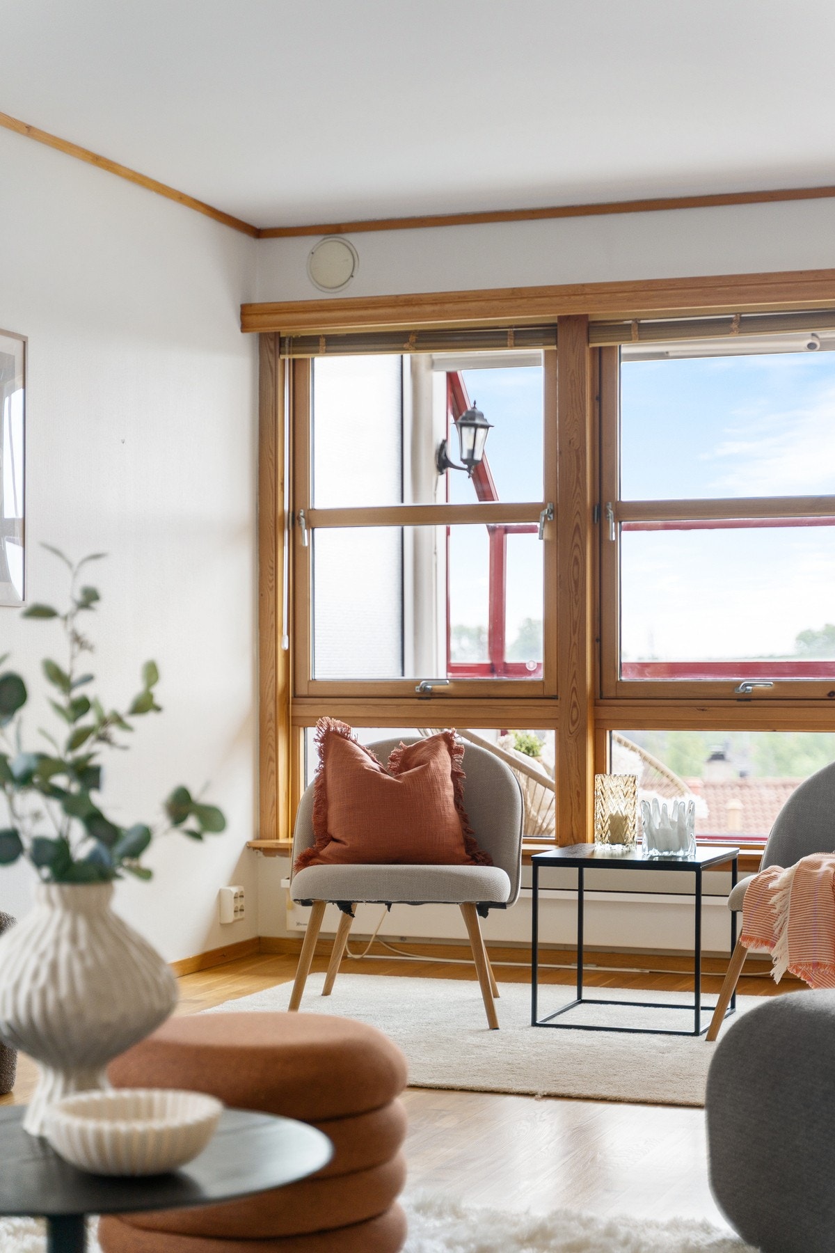 Store vinduer slipper inn rikelig med naturlig lys. Galleribilde