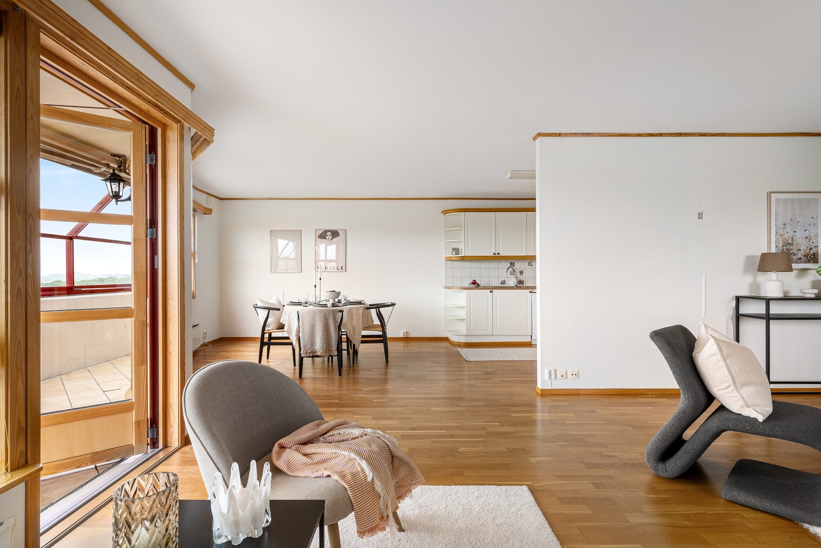 Her er det god plass til både sofagruppe og spisebord. Galleribilde