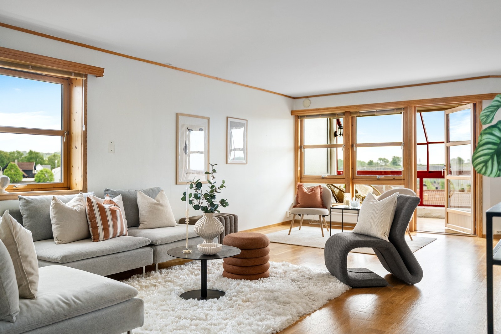 Fra stuen er det direkte utgang til den innglassede terrassen. Galleribilde