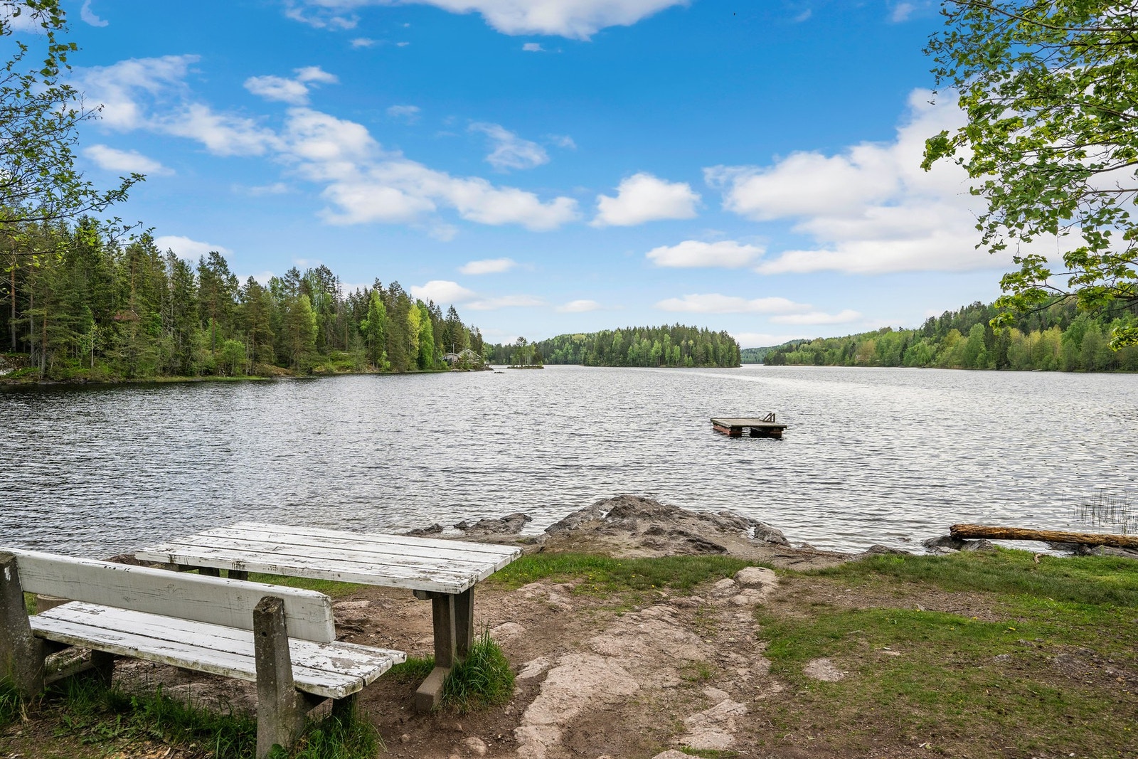 Korssjøen byr på gode muligheter for bading, fiske og friluftsliv året rundt Galleribilde