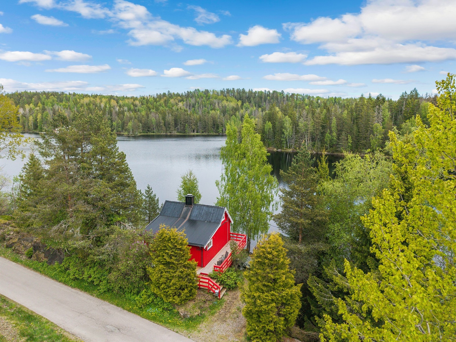 Enkel adkomst med bilvei helt frem til eiendommen Galleribilde