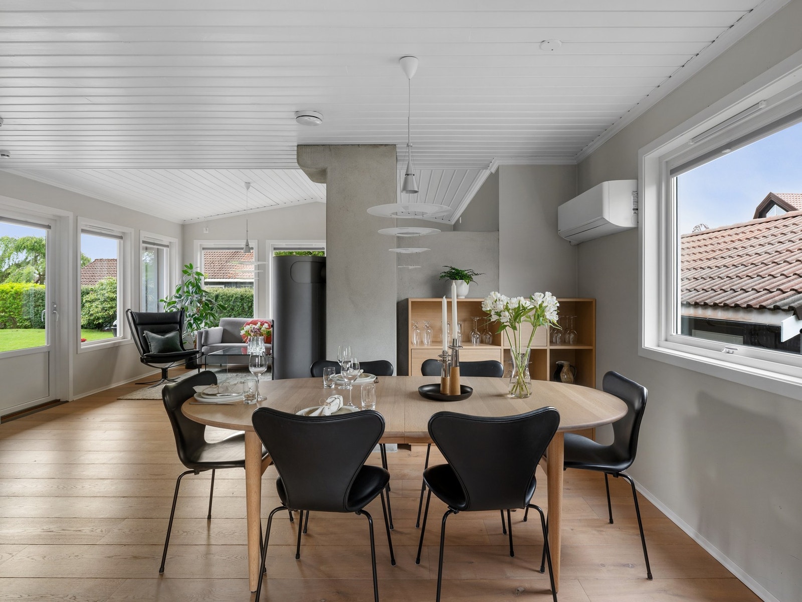Man har god plass til å innrede med komfortabel sofagruppe med TV-seksjon og spiseplass. Galleribilde