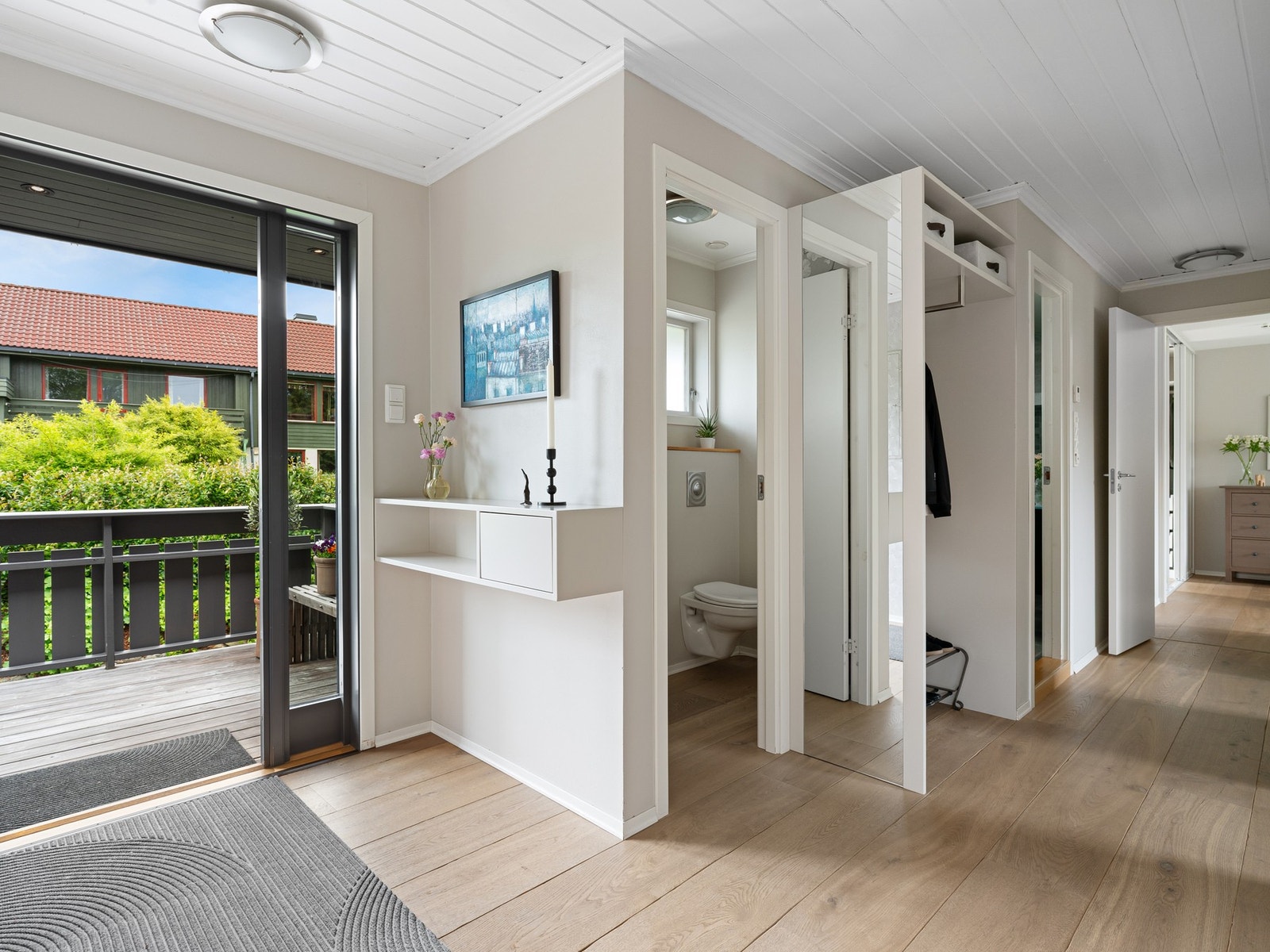 Entréen gir et godt førsteinntrykk med lyse overflater og en romslig utforming. Her er det godt med plass til å henge fra seg yttertøy og sette fra seg sko. Galleribilde