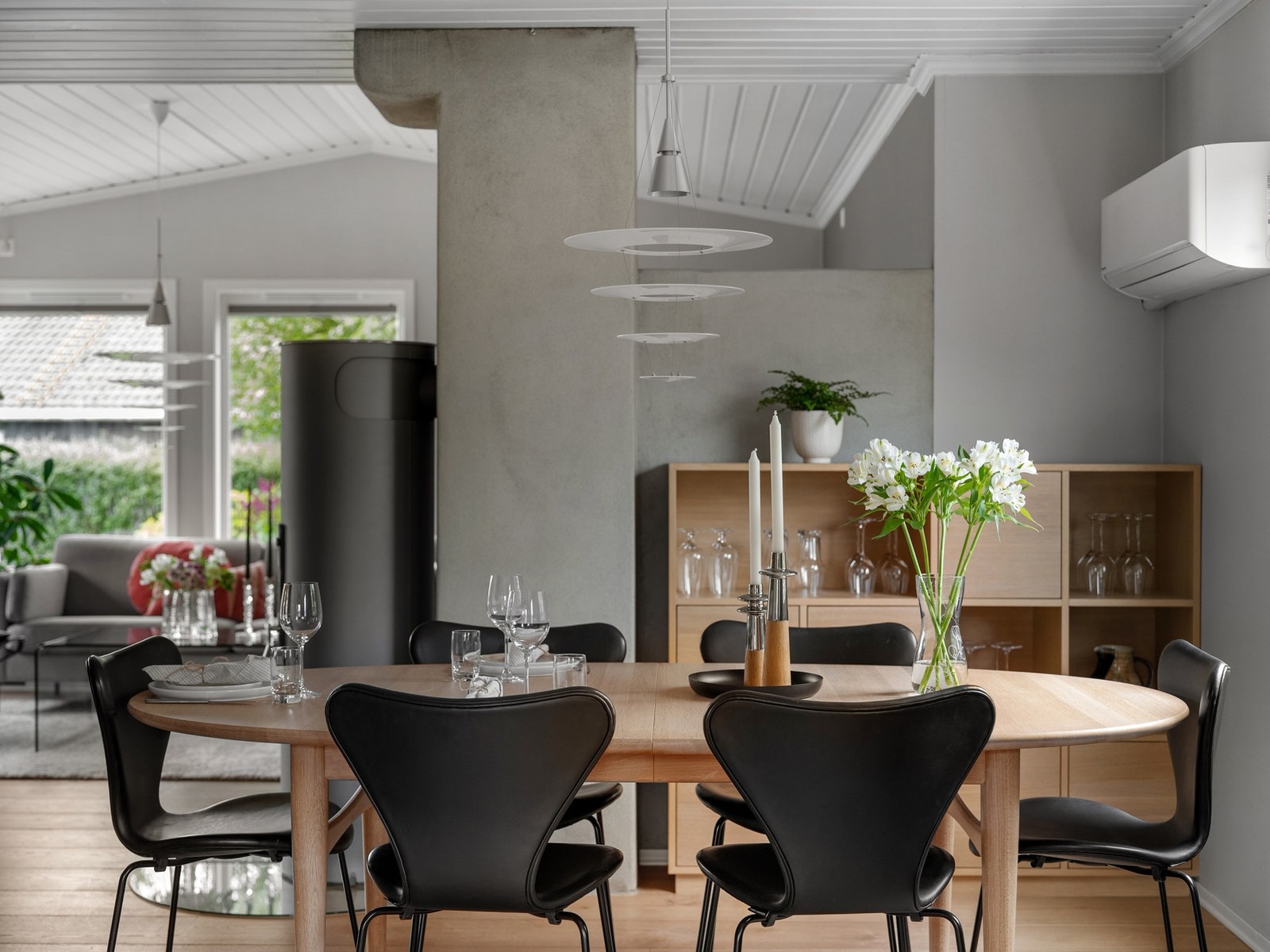 I forlengelse av kjøkkenet har man god plass til spisebord. Galleribilde