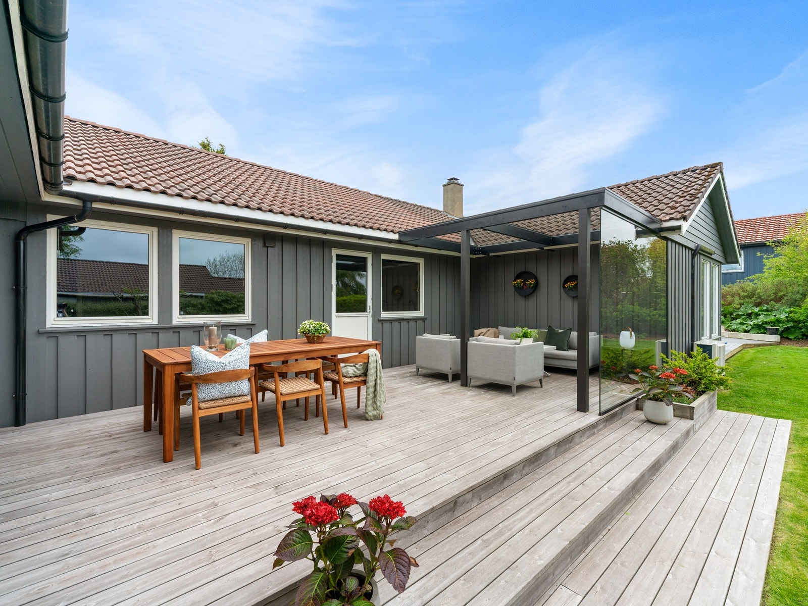 Boligen har en romslig terrasse med plass til å møblere i flere soner. Galleribilde