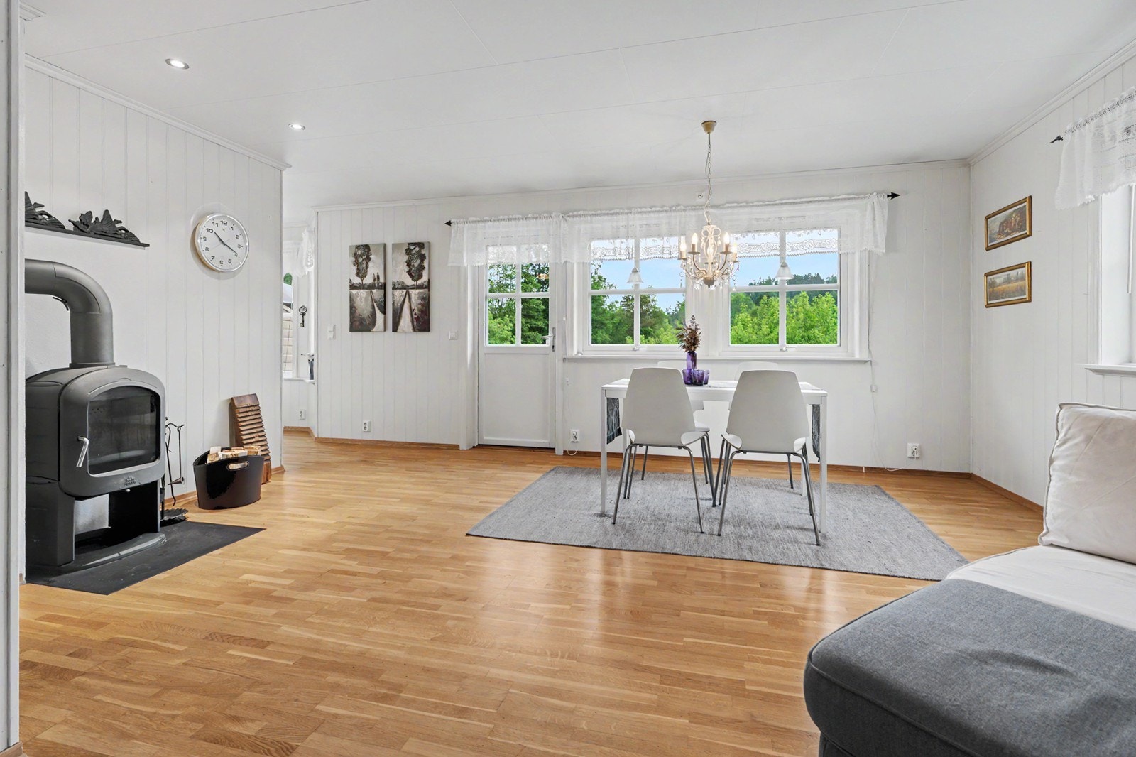 Rikelig med vindusflater og utgang til terrasse Galleribilde