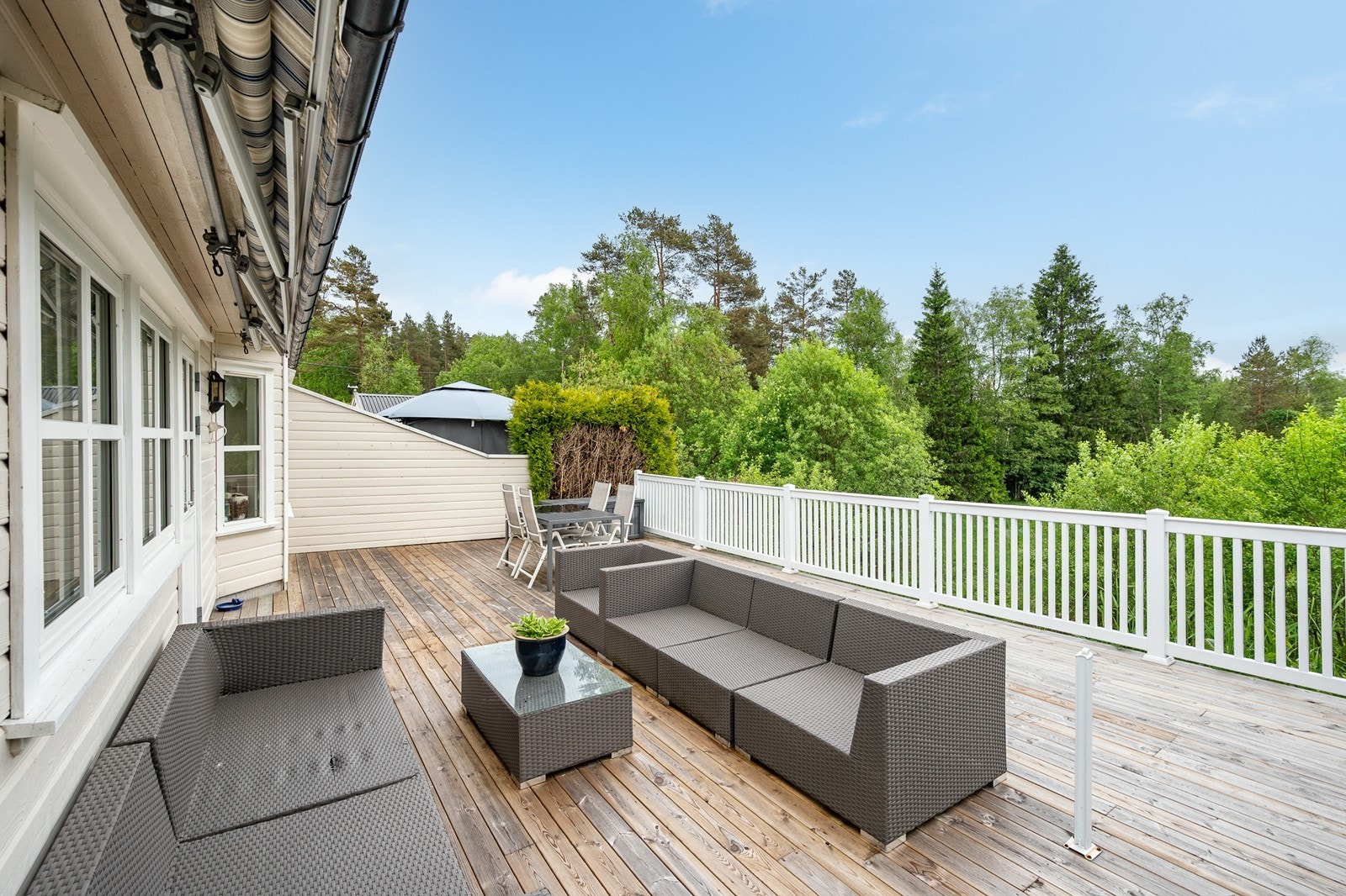 Skjermet terrasse på hele 53 kvm Galleribilde