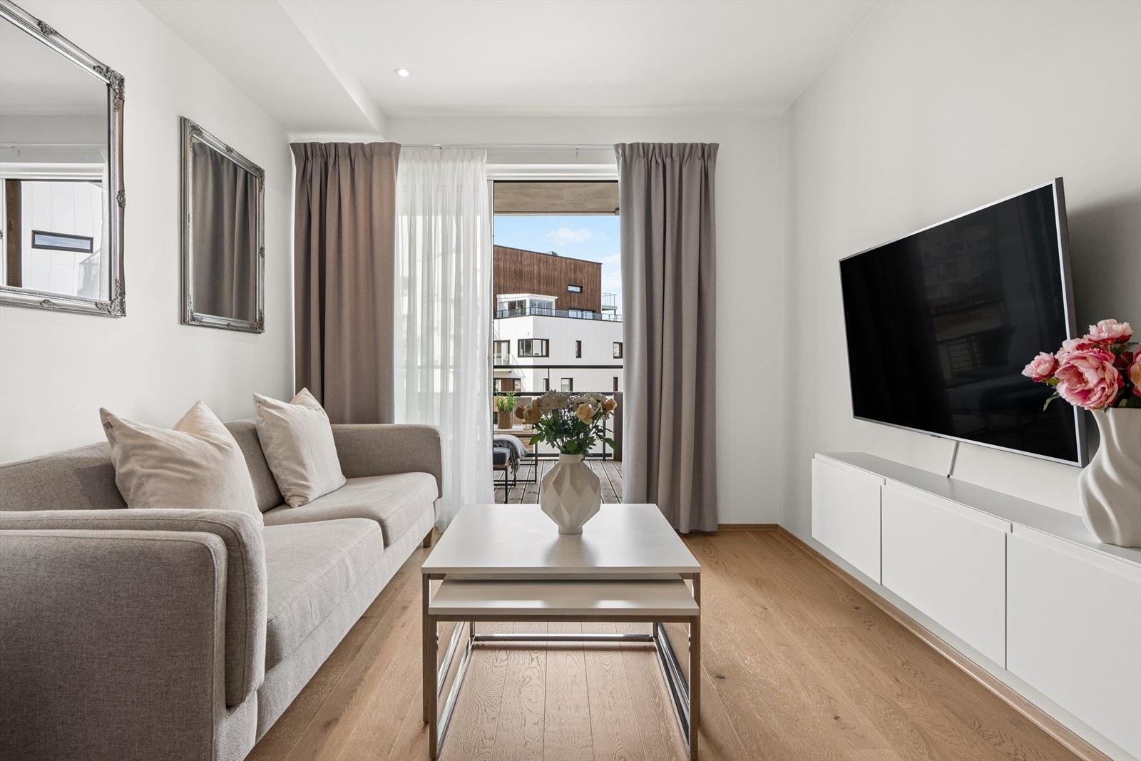 Fra stuen er det utgang til en overbygget, sørvestvendt balkong med plass til sittegruppe. Galleribilde