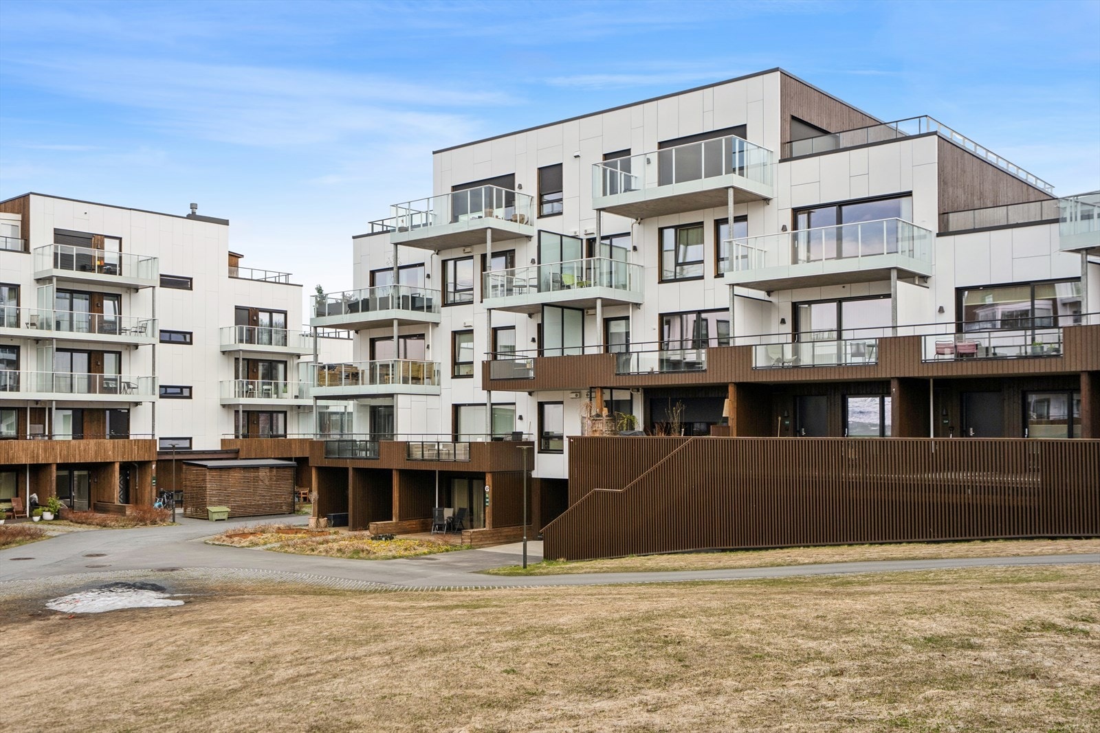 Bygget er fra 2021 og er en del av Norrøna Boligpark, med pent opparbeidede uteområder. Galleribilde