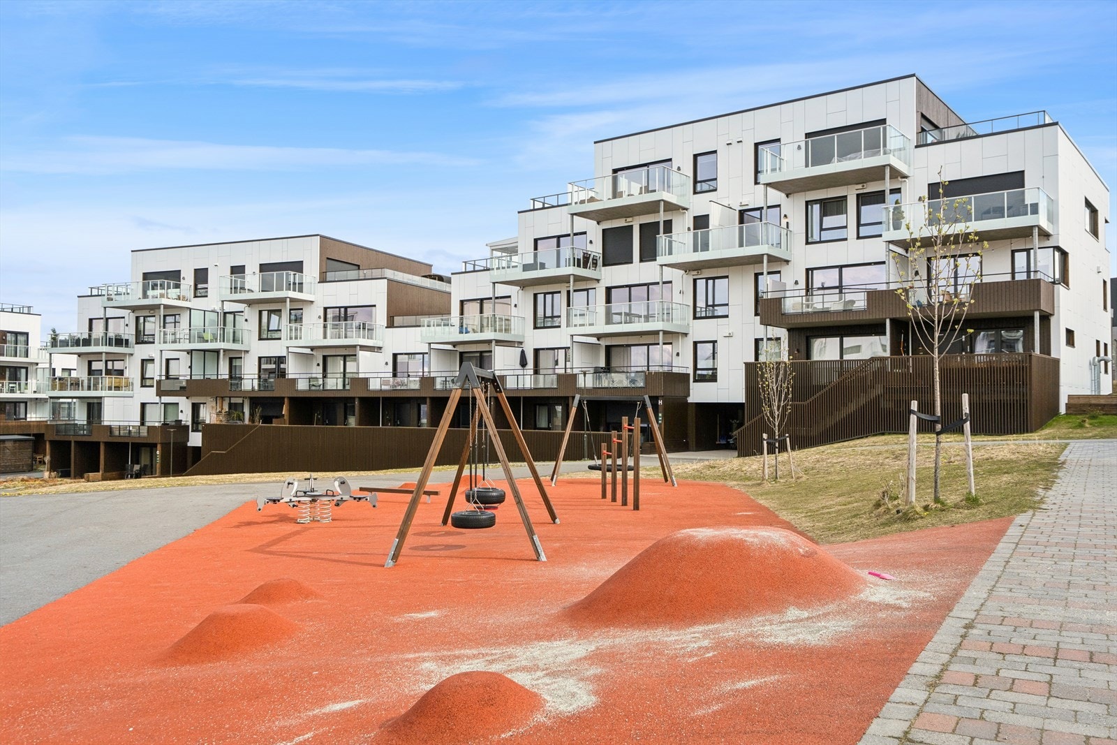 Sameiet har til felles lekeplass og fine grøntarealer. Galleribilde