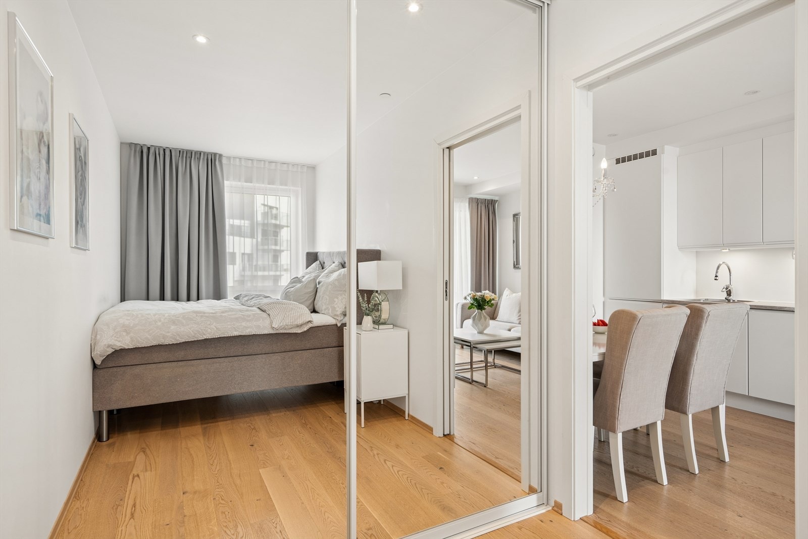 Soverommet har plass til dobbeltseng og oppbevaring i en romslig skyvedørsgarderobe. Galleribilde