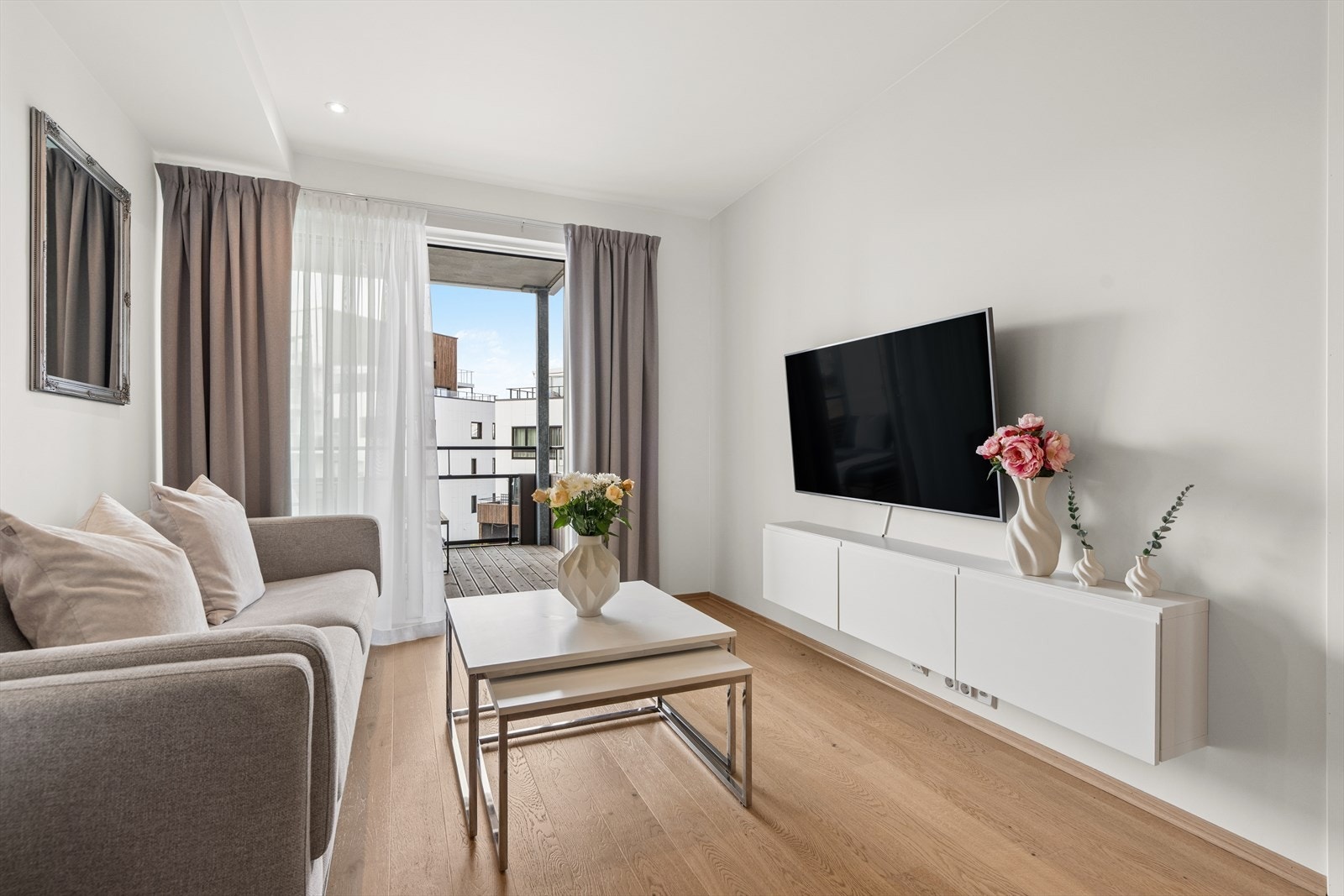 Gjennomgående parkett på gulv og malte, slette vegger gir et helhetlig inntrykk. Galleribilde