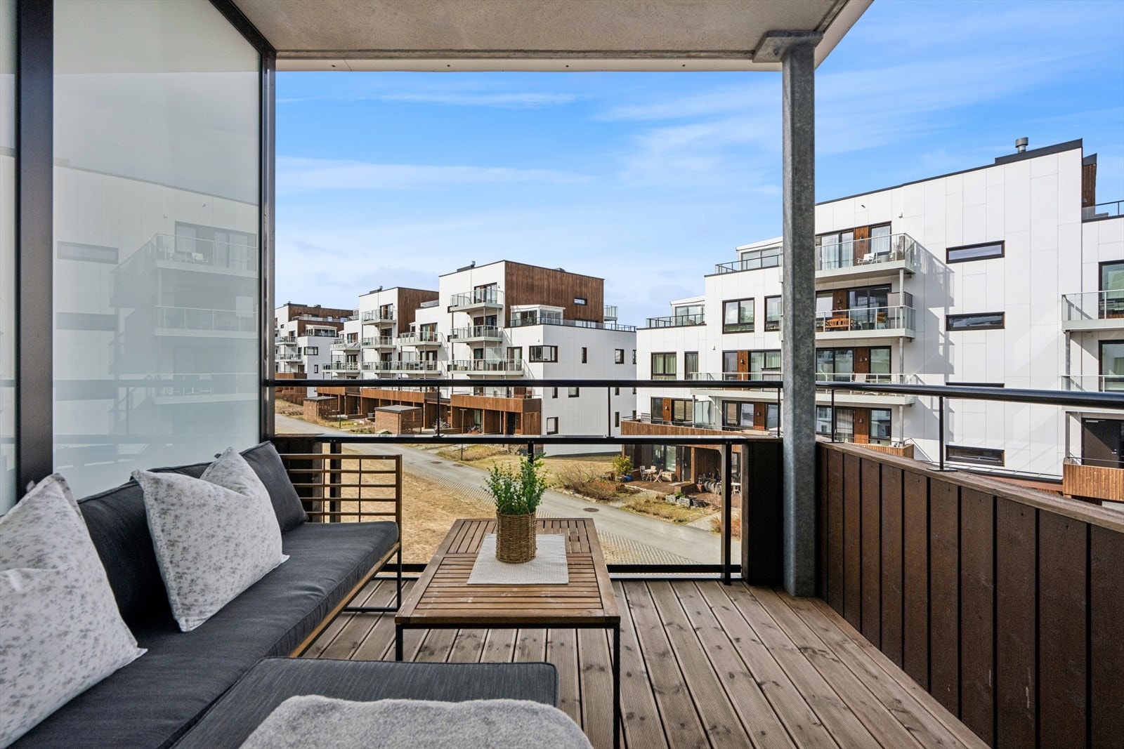 Balkongen er overbygget og har god plass til utemøbler. Galleribilde