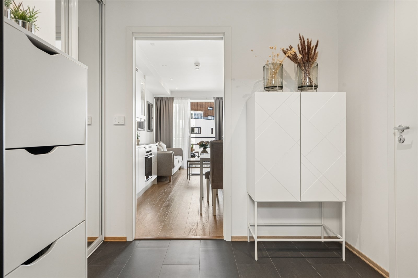 Gangen har flislagt gulv med vannbåren varme. Galleribilde