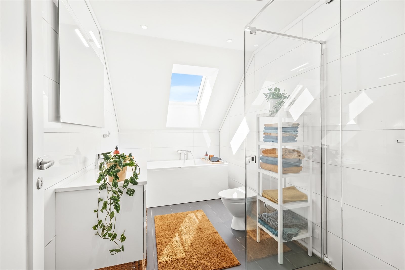 Lekkert bad med både dusjhjørne og badekar. Galleribilde