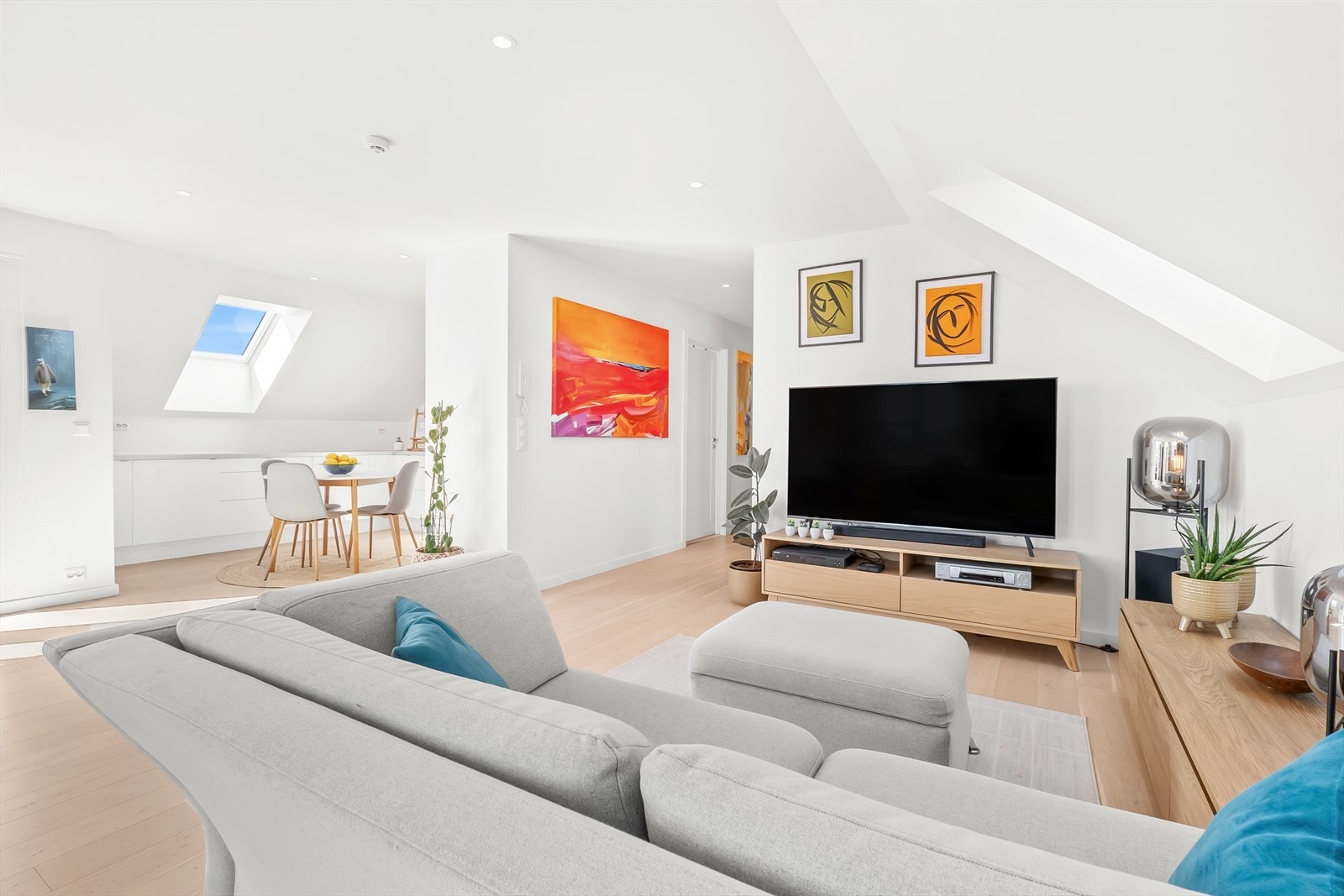 Stua opplevels romslig og lys - her er god plass til flere sittegrupper samt spisegruppe. Galleribilde
