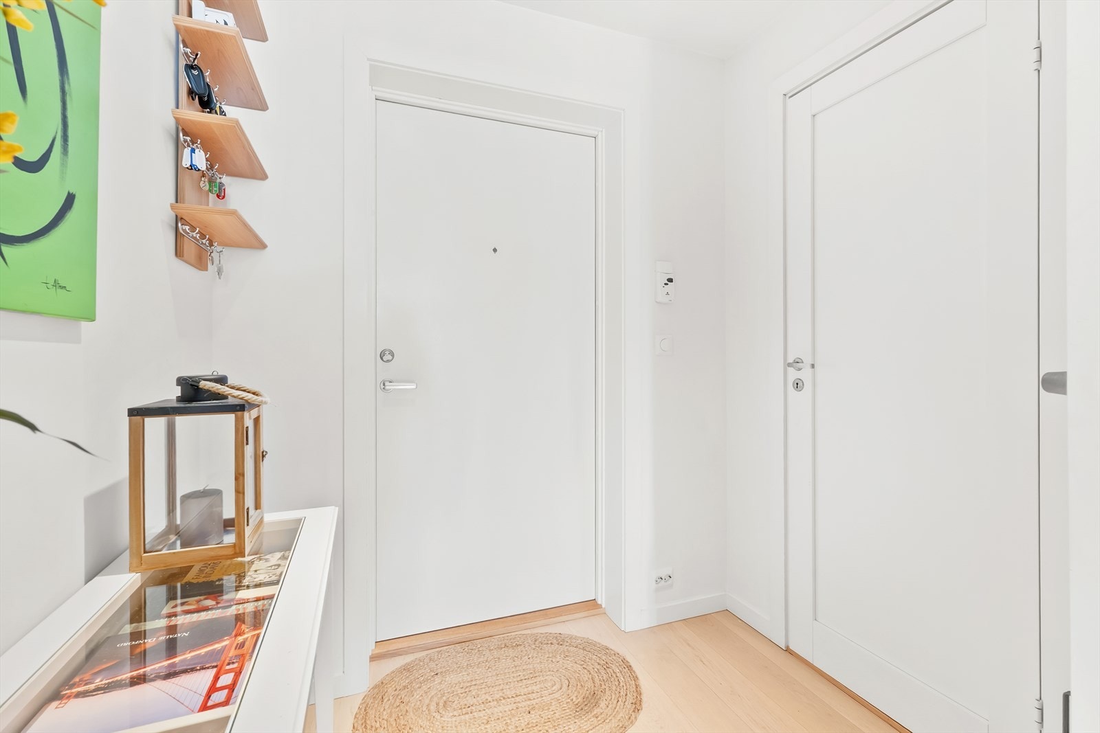 Inngang til vaskerom like ved inngangsdør. Galleribilde