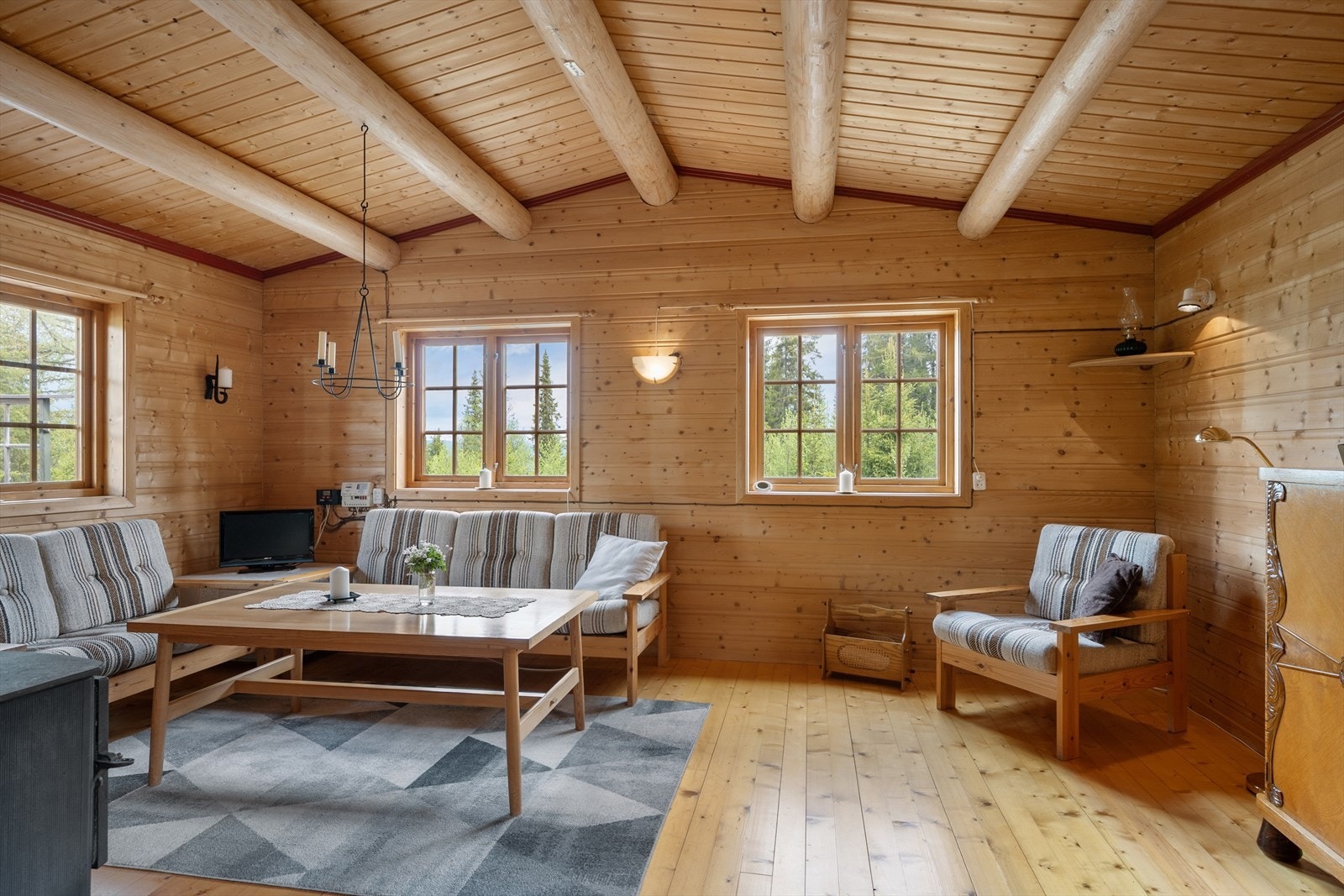 Stua fremstår lys og luftig med godt lysinnslipp og skråhimling. Galleribilde
