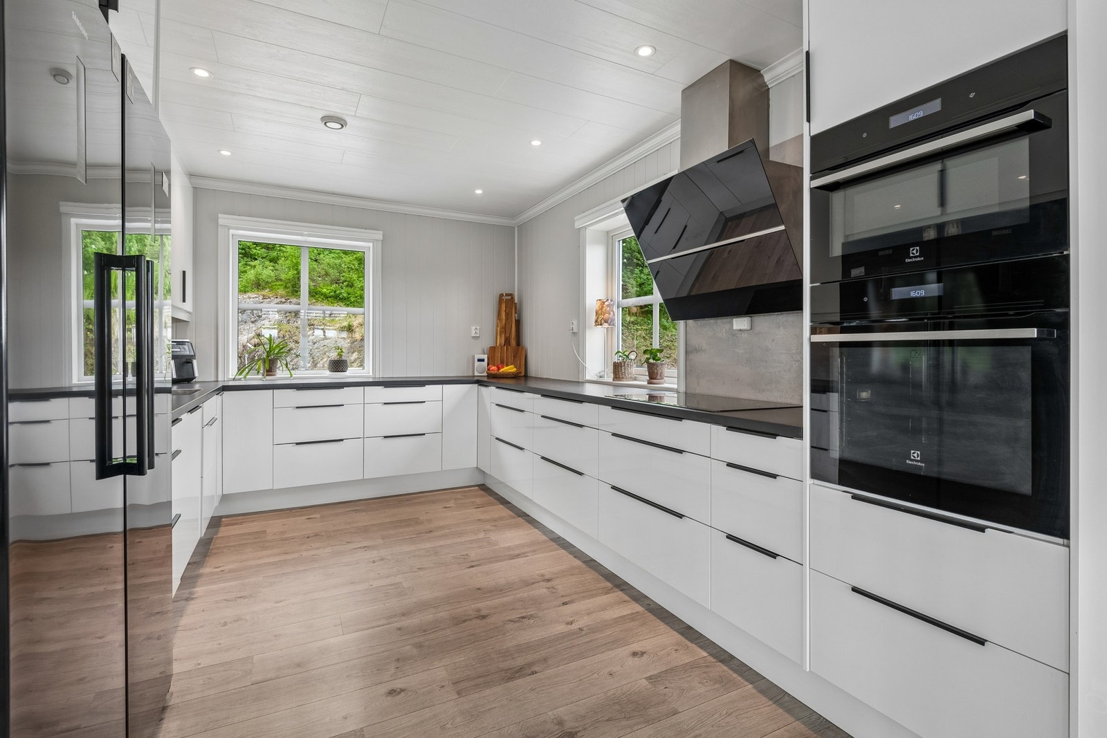 Moderne kjøkken med delvis integrerte hvitevarer og gode arbeidsflater. Galleribilde