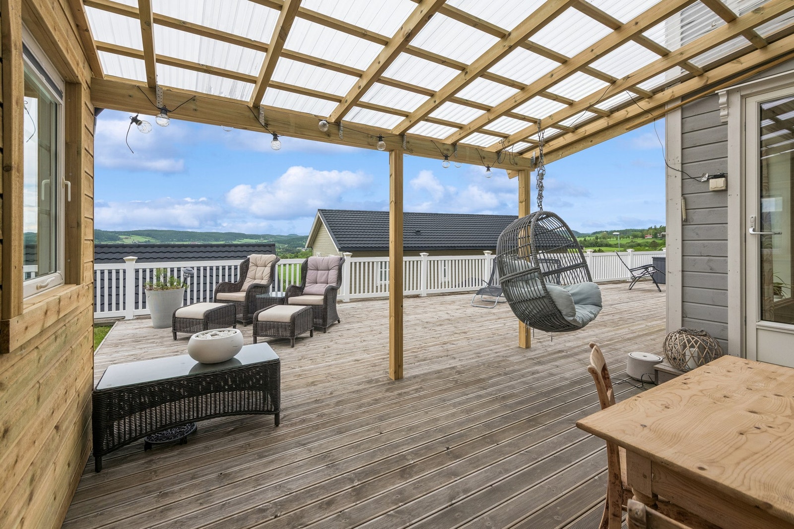 Fra stua har man direkte utgang til romslig terrasse med takoverbygg. Galleribilde