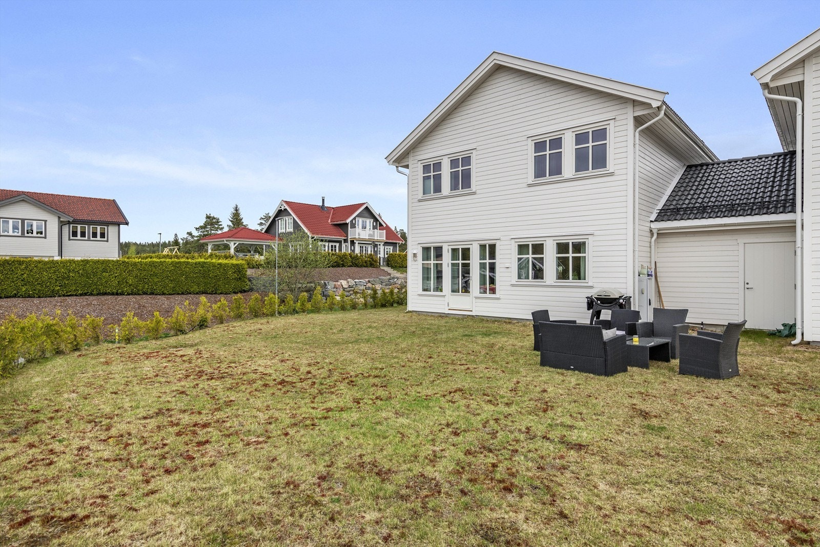 Pen hage med god plass til aktivteter og sittegrupper. Galleribilde