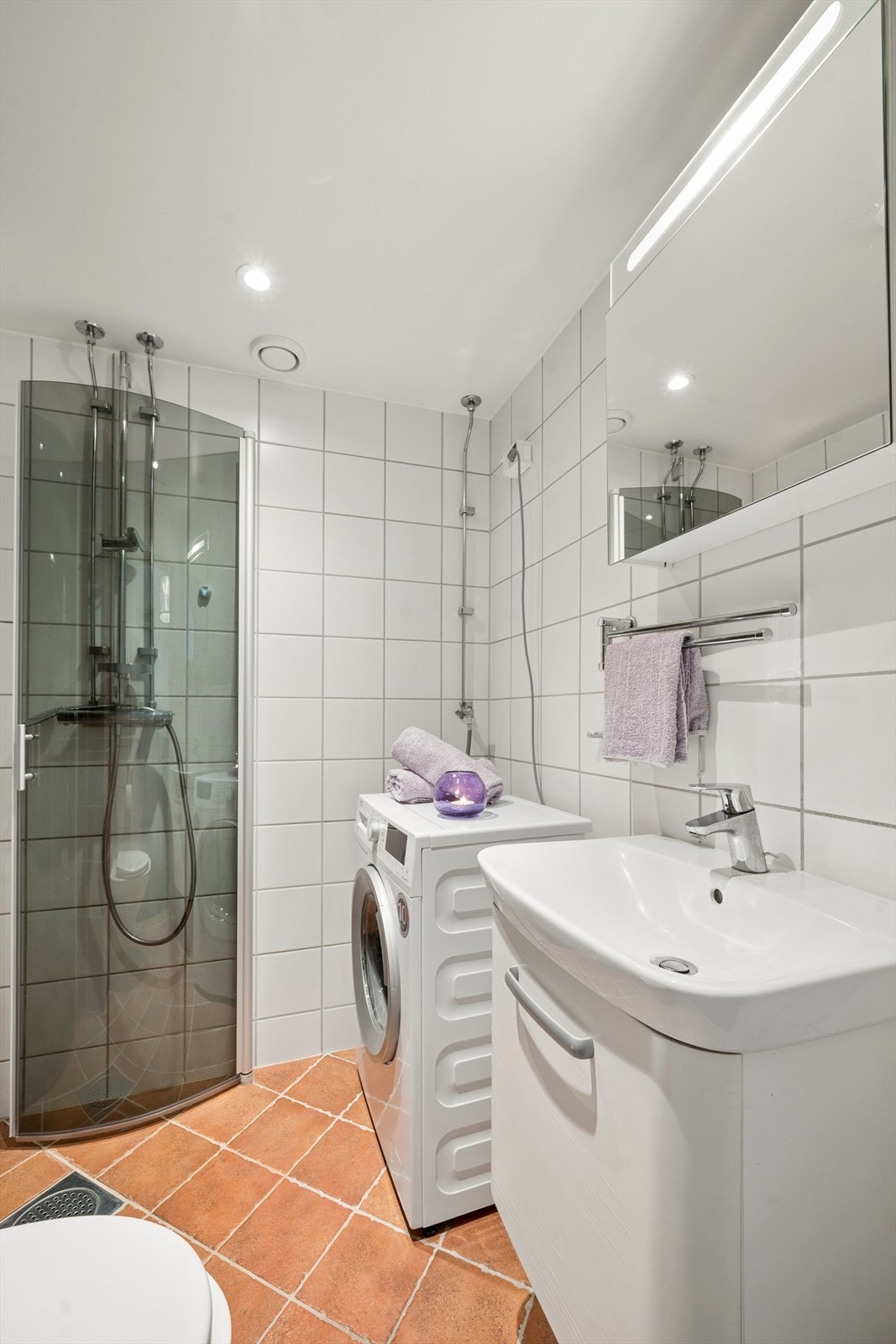 Badet har flislagt gulv med elektriske varmekabler og opplegg for vaskemaskin. Galleribilde