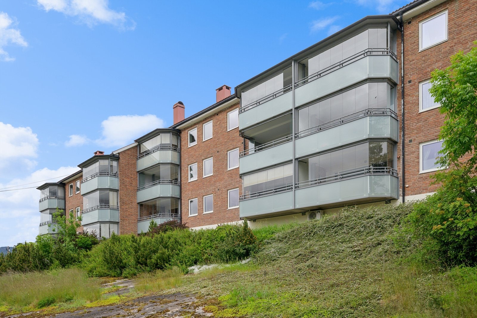 Fra eiendommen er det kort vei til bussholdeplassen Steinbakken, kun ett minutt unna. Galleribilde