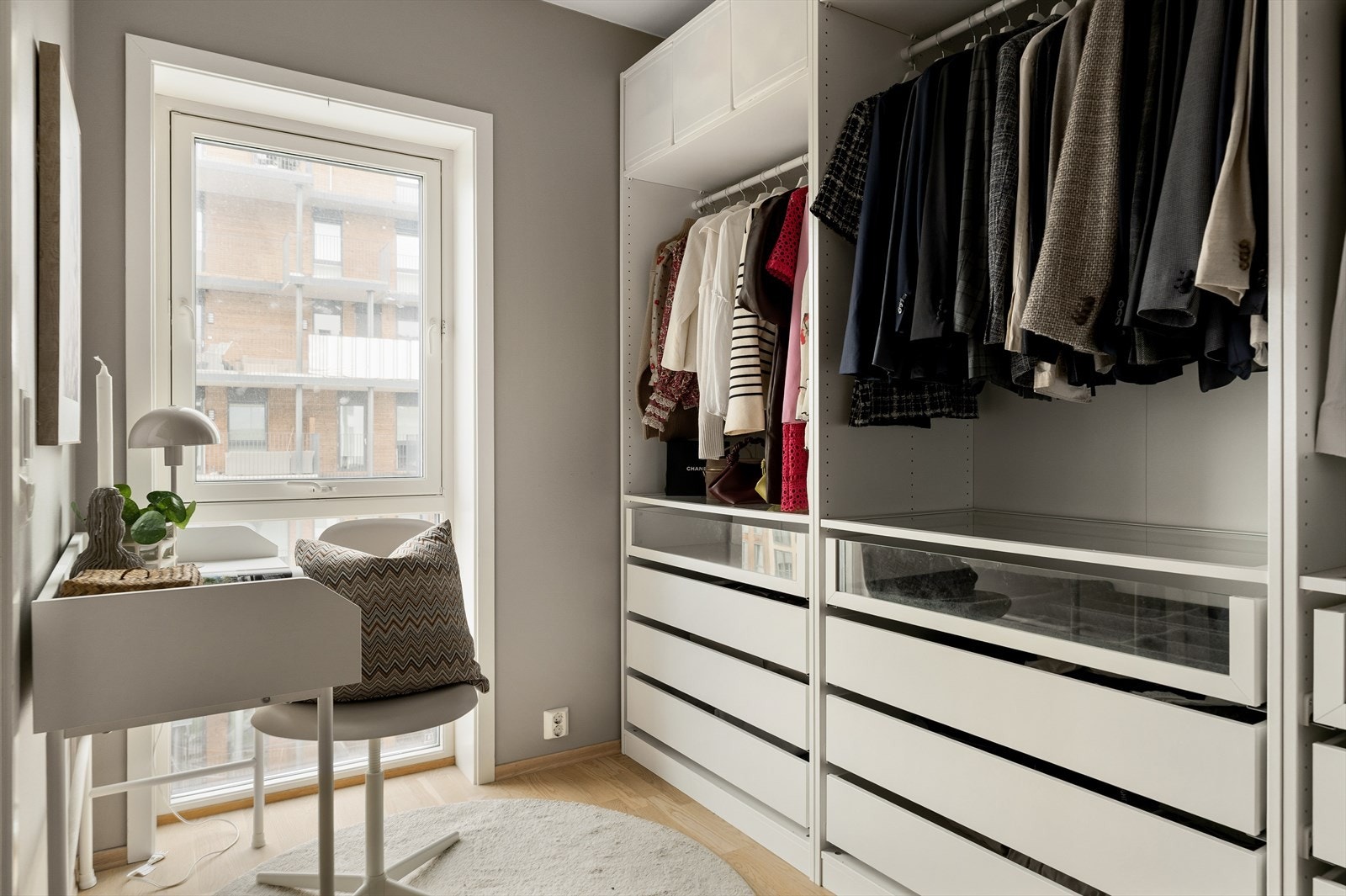 Soverom 2 er på 6,5 kvm. Rommet kan også fint brukes til walk-in closet eller kontorrom. Galleribilde