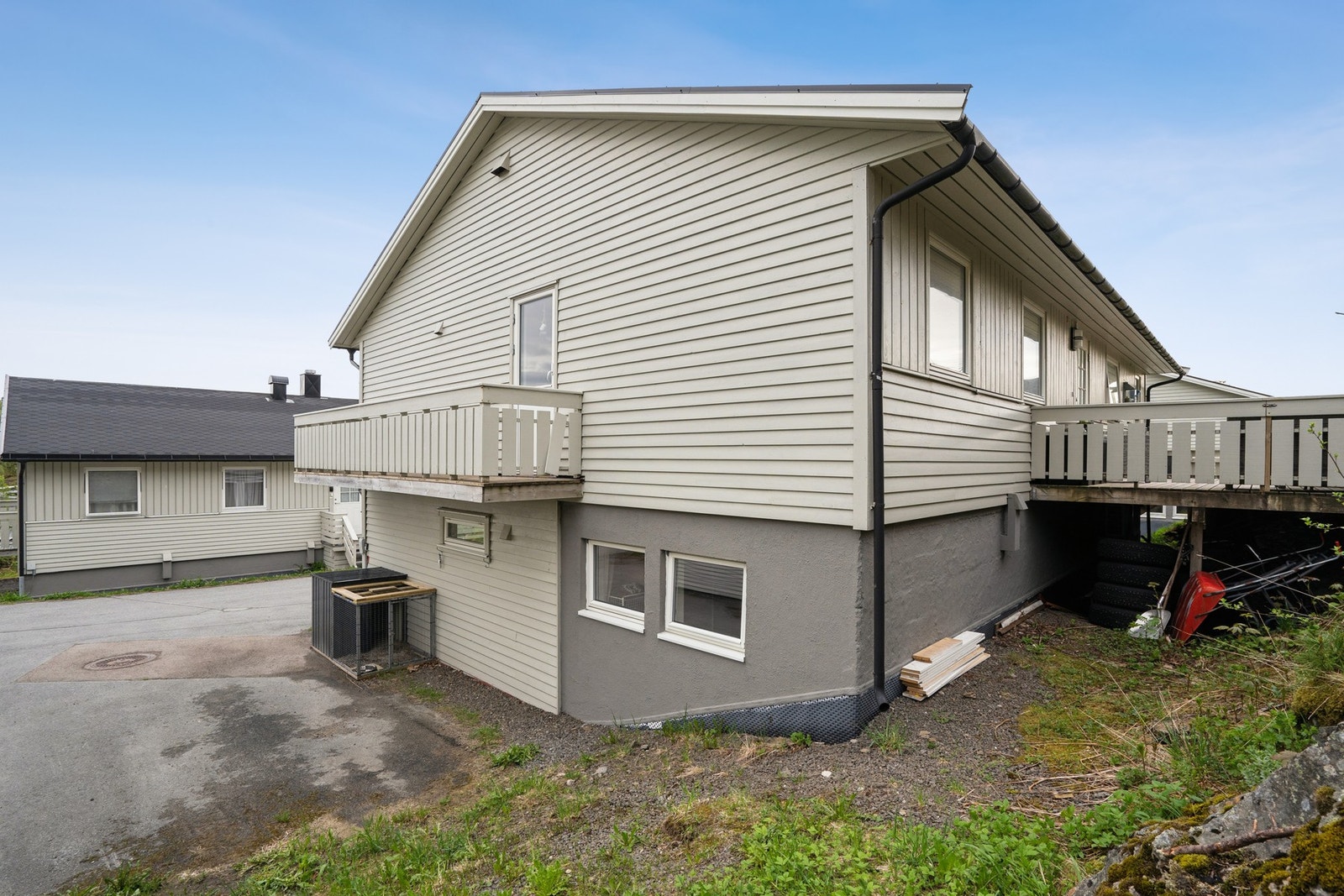 Borettslaget ligger i et etablert og rolig boligområde i Svolvær. Galleribilde