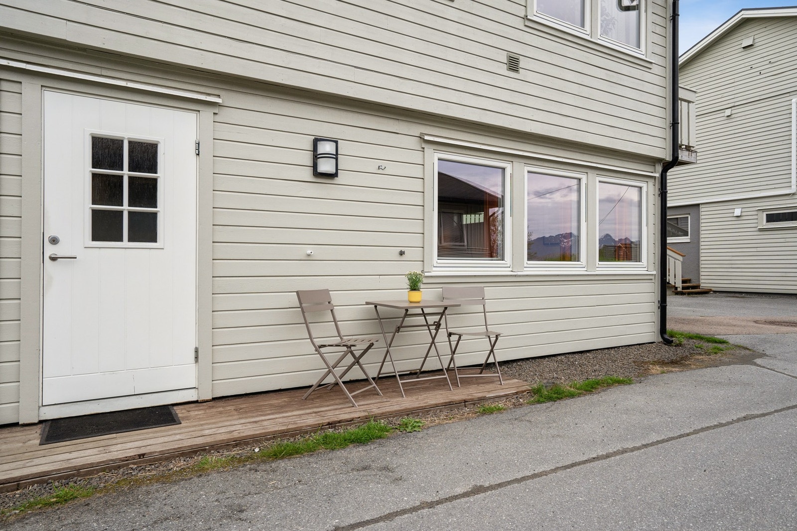Egen inngang med en liten platting utenfor døren. Galleribilde