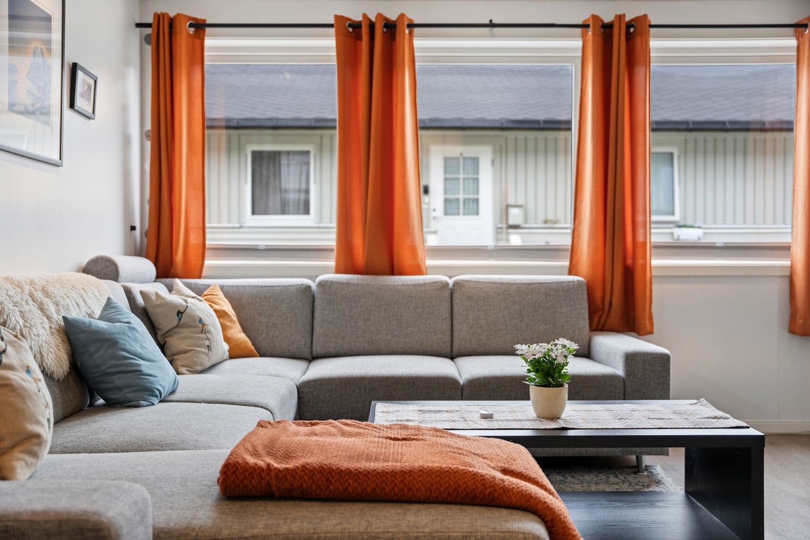 Vindusrekken i stuen slipper inn rikelig med dagslys. Galleribilde