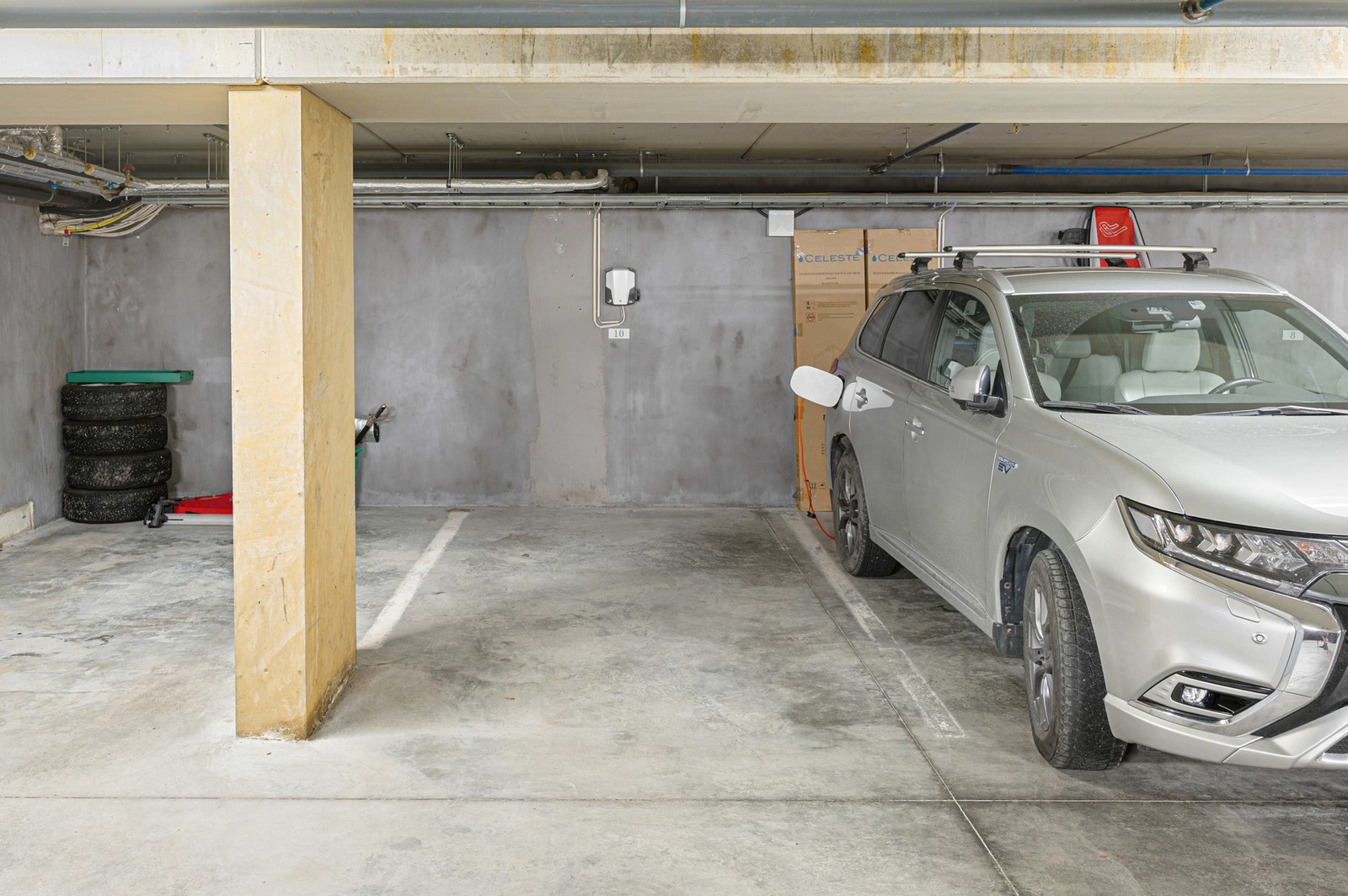 Med leiligheten følger det med fast parkeringsplass i kjeller som du har lett adkomst til via heis. El-bil lader er etablert. Galleribilde