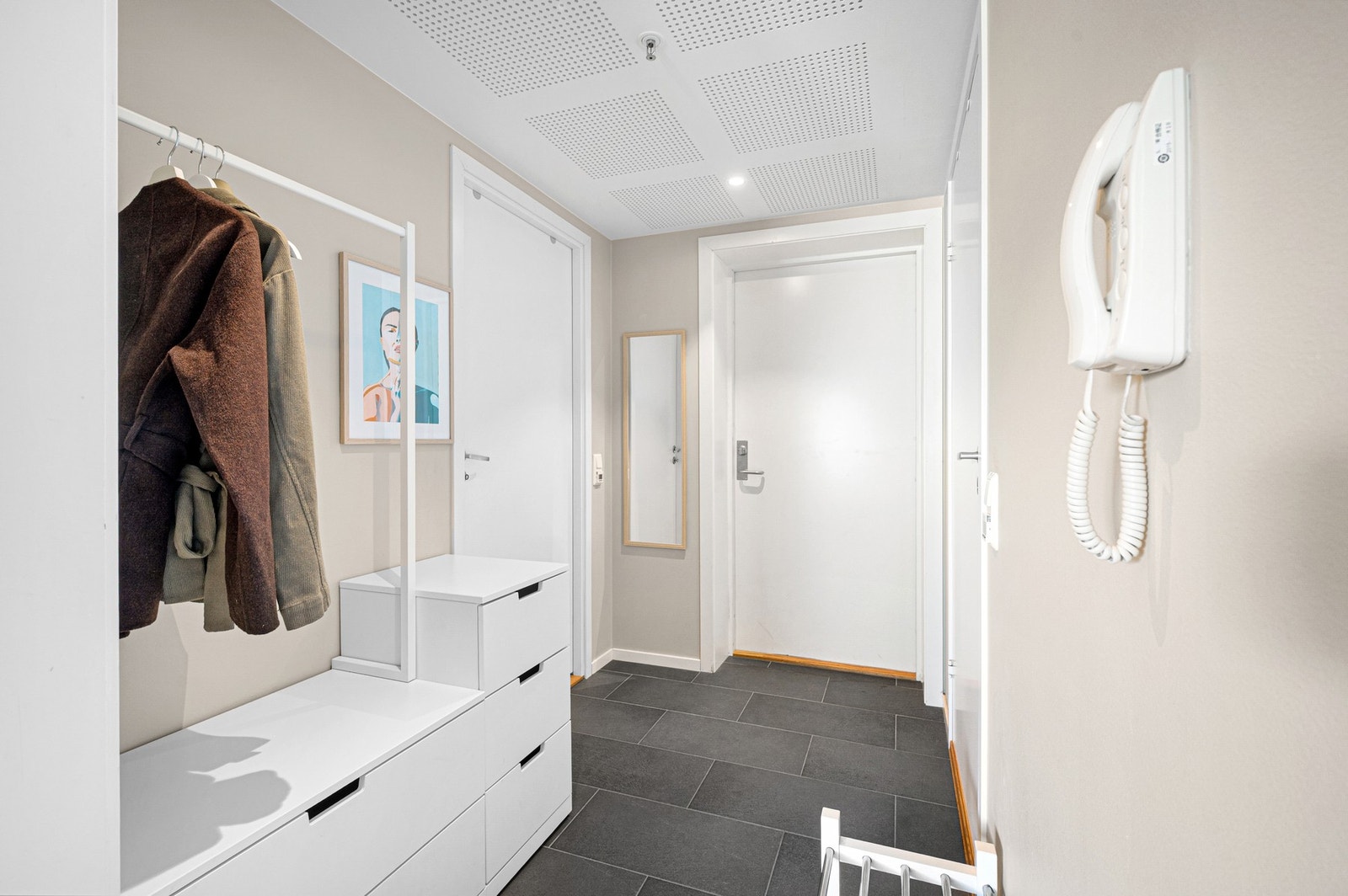 Velkommen inn! Leiligheten varmes opp via fjernvarme som er inkl. i de lave fellesutgiftene. Dette sikrer lave strømutgifter pr. måned. Galleribilde