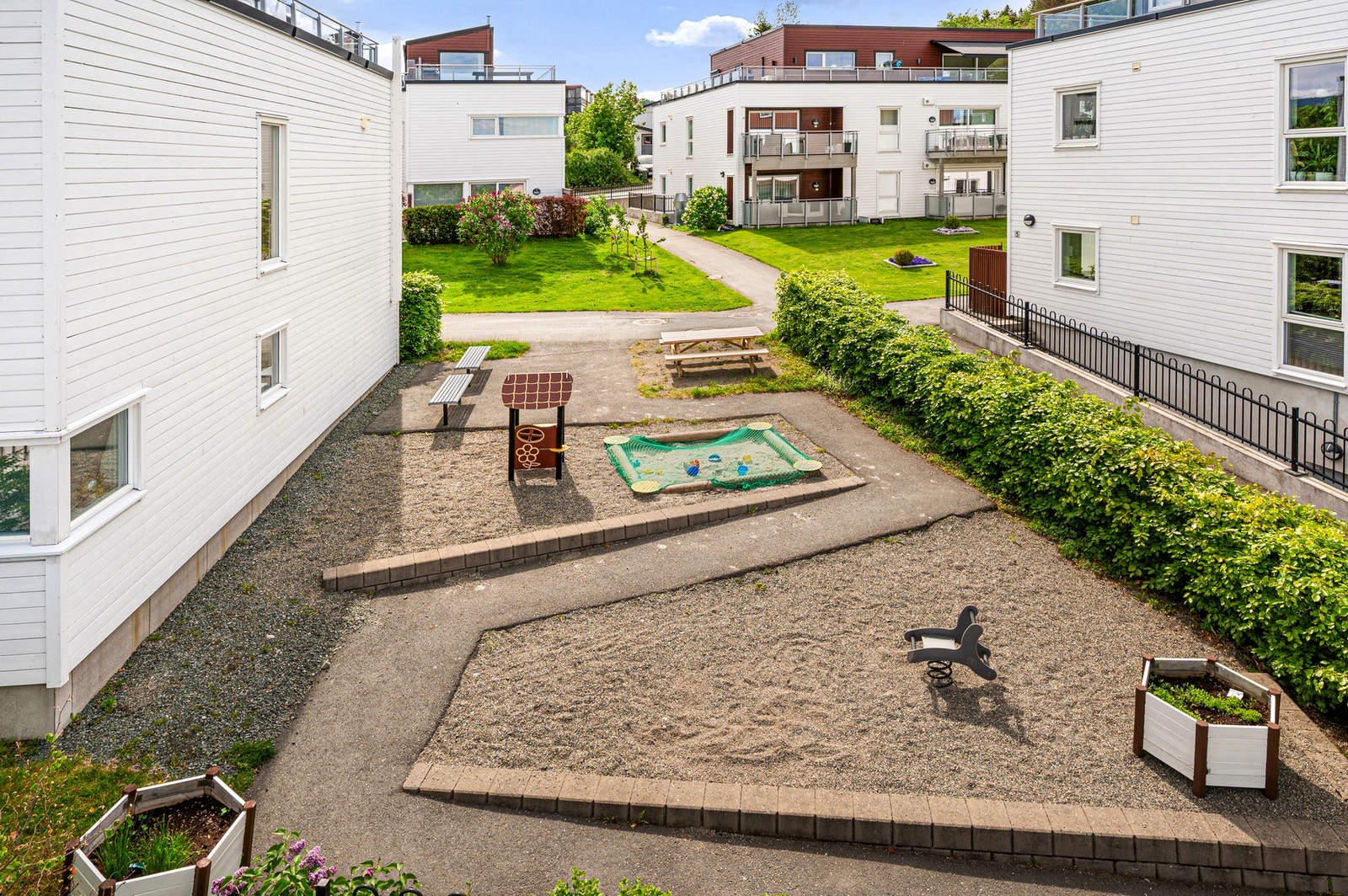 Pent opparbeidet internveier og lekeplass. Fra leiligheten er det gangavstand til dagligvarebutikker og gode kollektiveforbindelser. Galleribilde