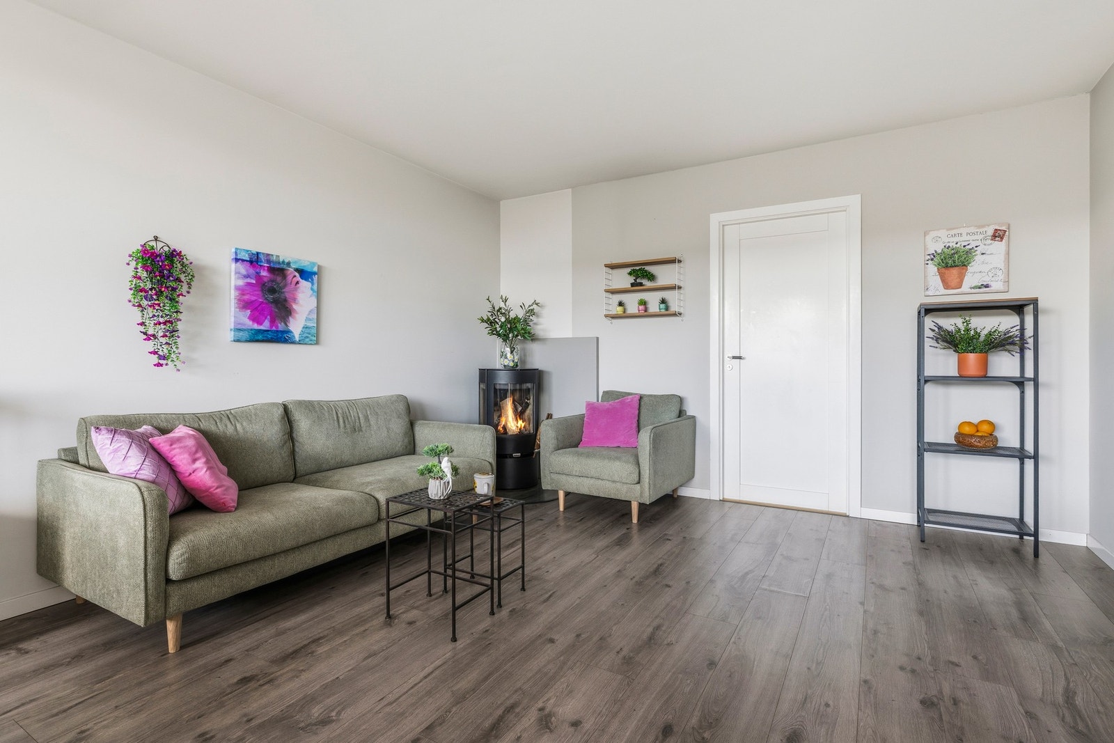 Det er god plass til sofagruppe og medievegg. Galleribilde