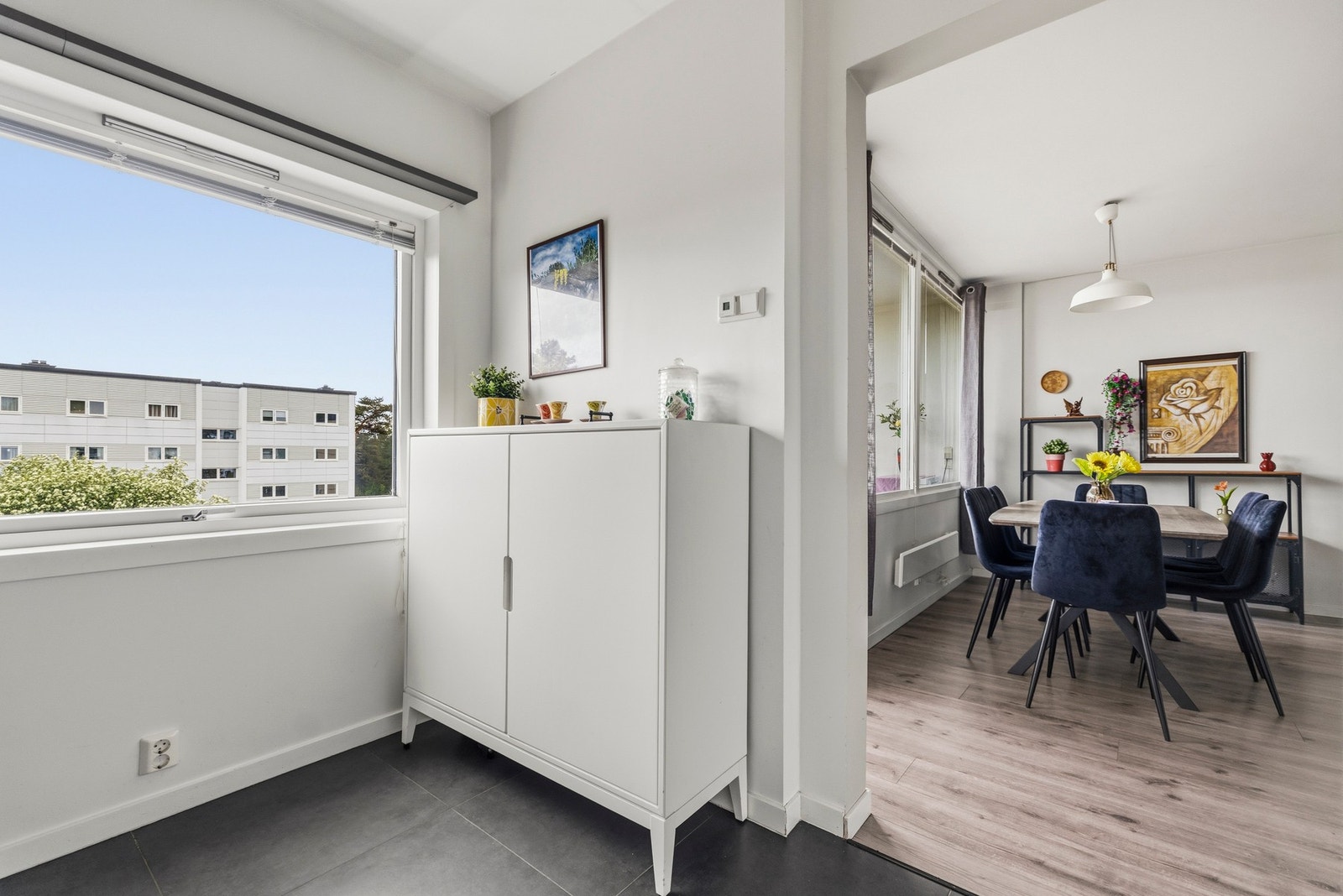 Åpen og funksjonell planløsning med spiseplass i direkte nærhet til kjøkkenet. Galleribilde
