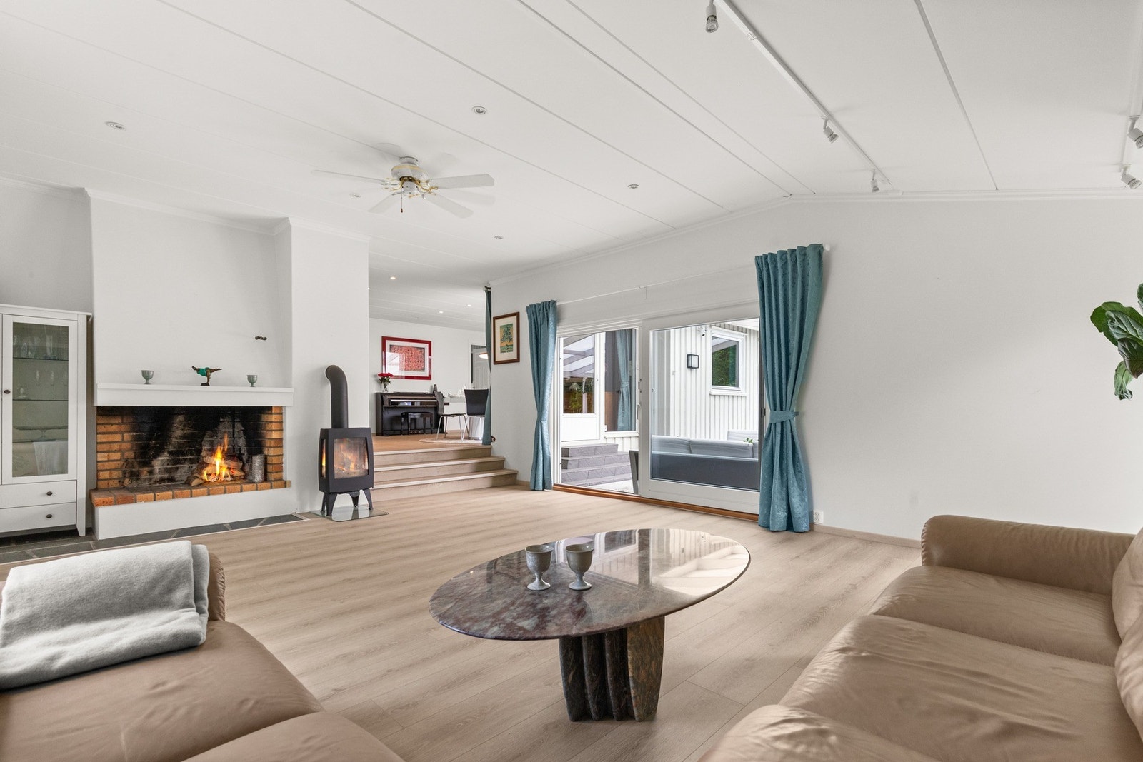 Meget stor lys stue med åpen peis og peisovn Galleribilde