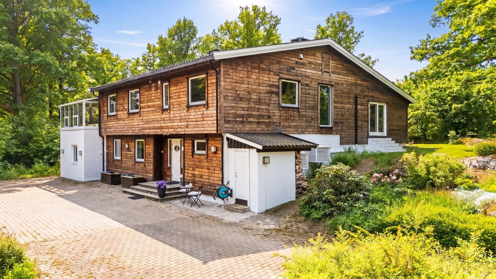 Nydelig innholdsrik enebolig med brent panel Galleribilde
