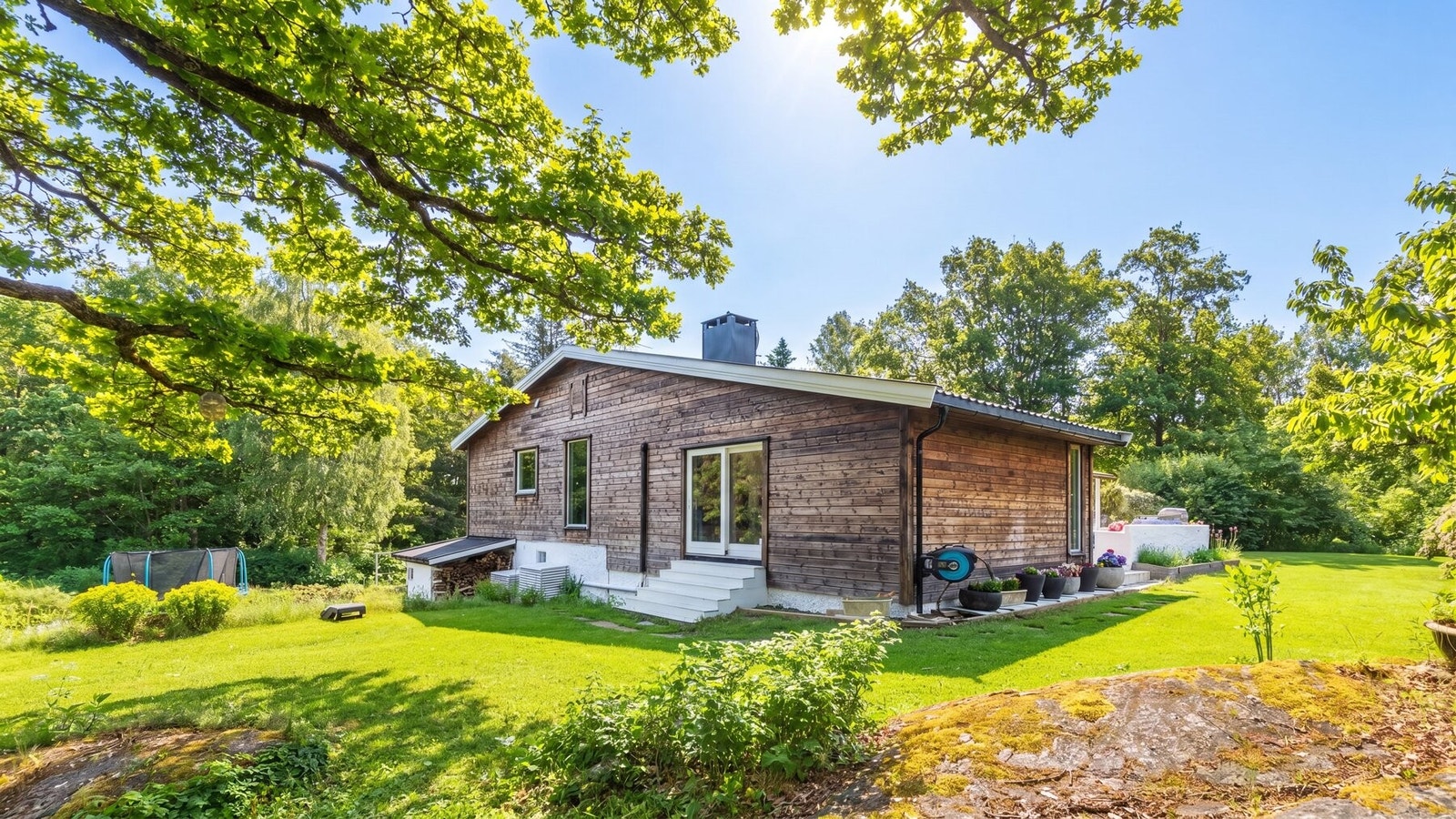 Nydelig innholdsrik enebolig med brent panel Galleribilde