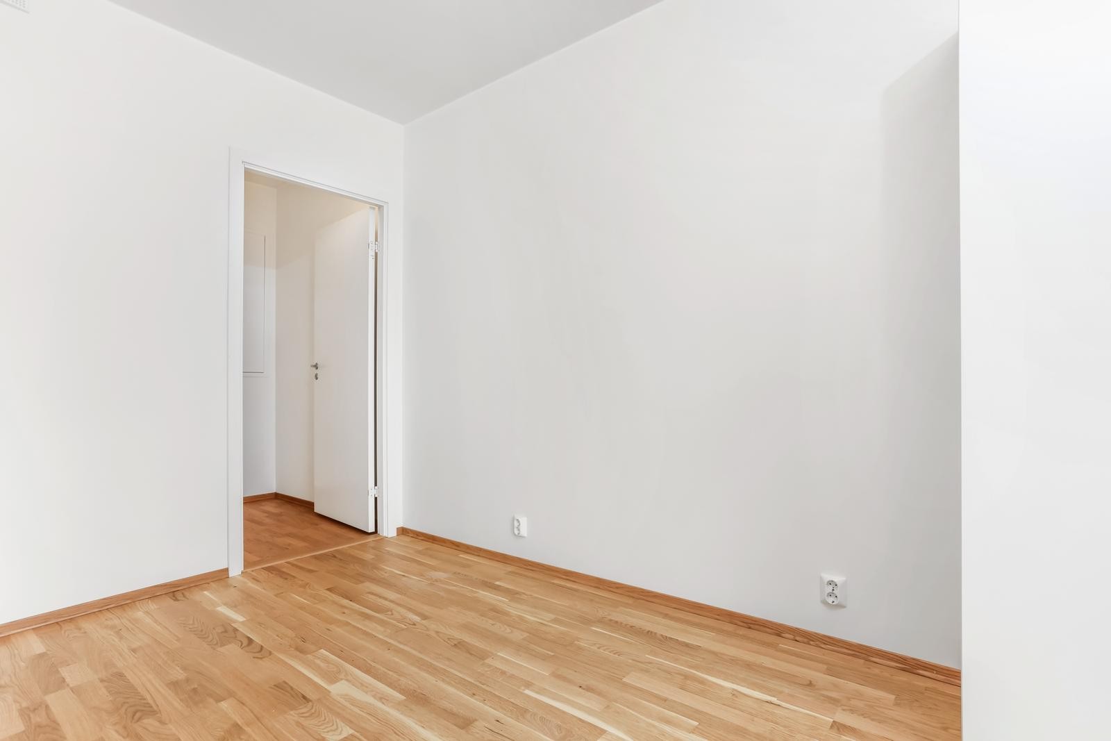 I tillegg til garderobeskap er det inngang til liten walk-in closet fra soverom Galleribilde