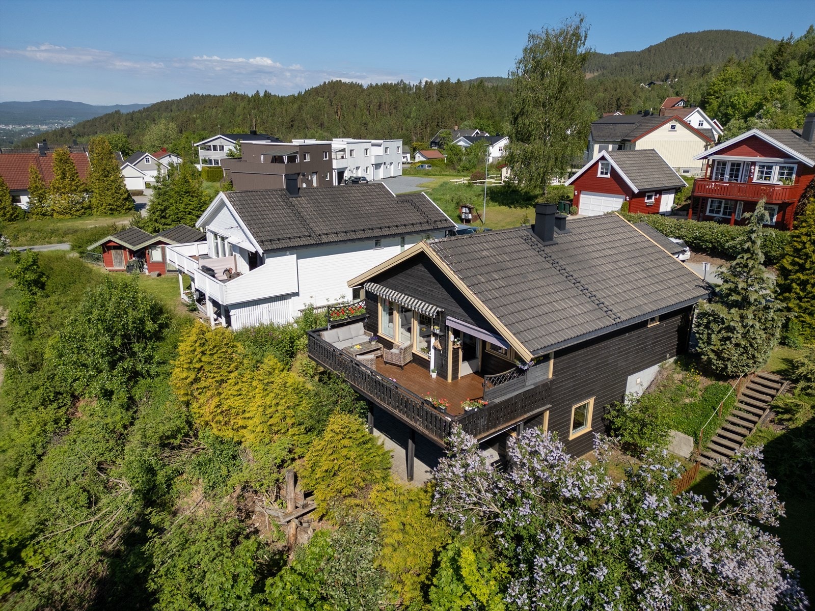 Beliggenheten gir umiddelbar nærhet til skog og mark med gode turmuligheter sommer som vinter. Galleribilde