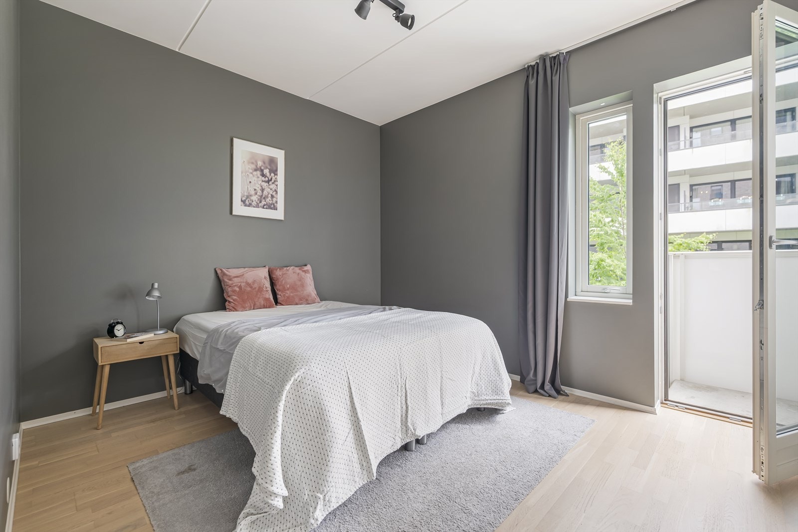Hovedsoverommet er av god størrelse og har plass til dobbeltseng, nattbord og øvrig møblement. Galleribilde